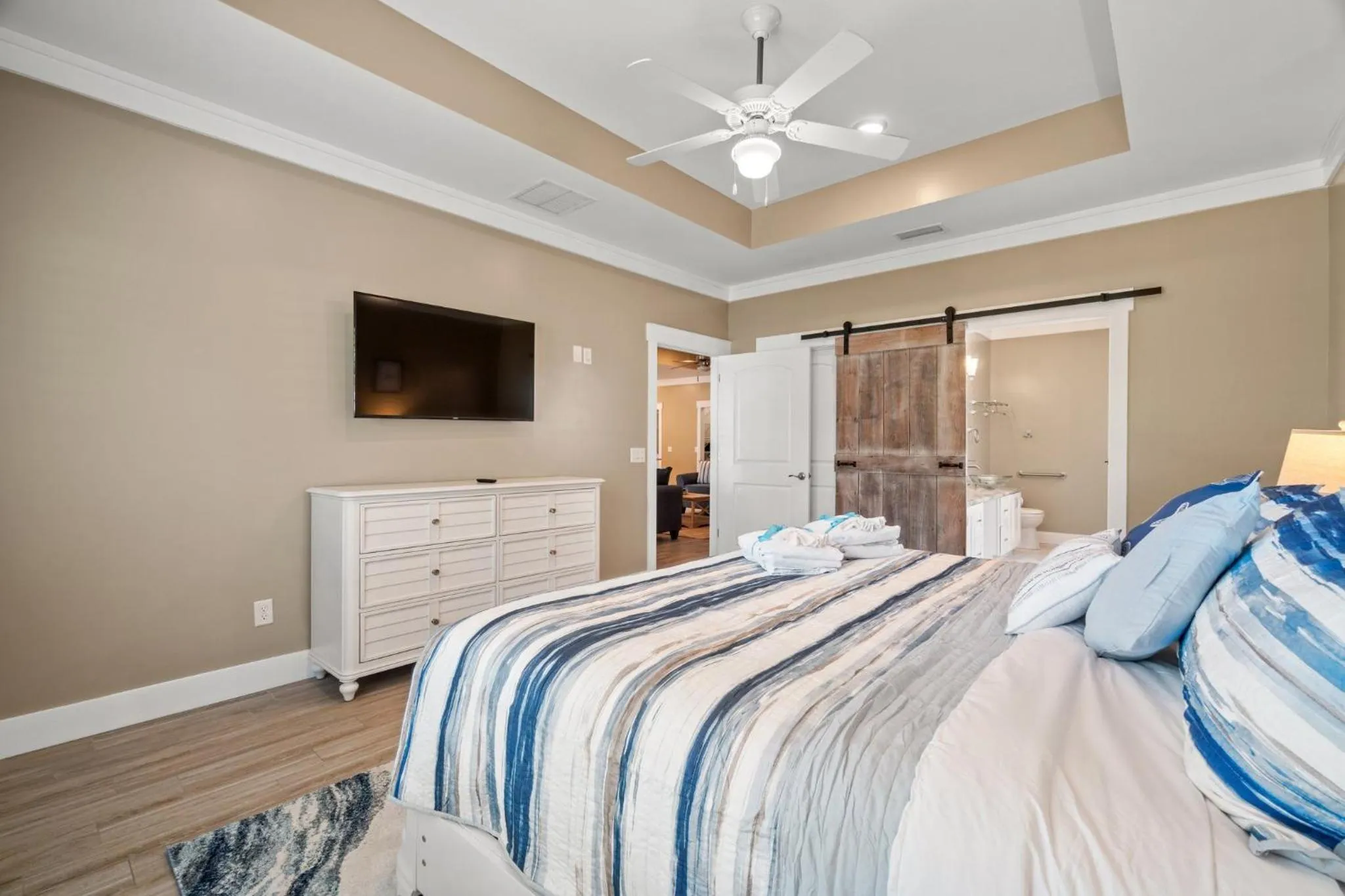 Bed in Charming Retreat, a Short Walk to Laguna Beach, with Room for 10!