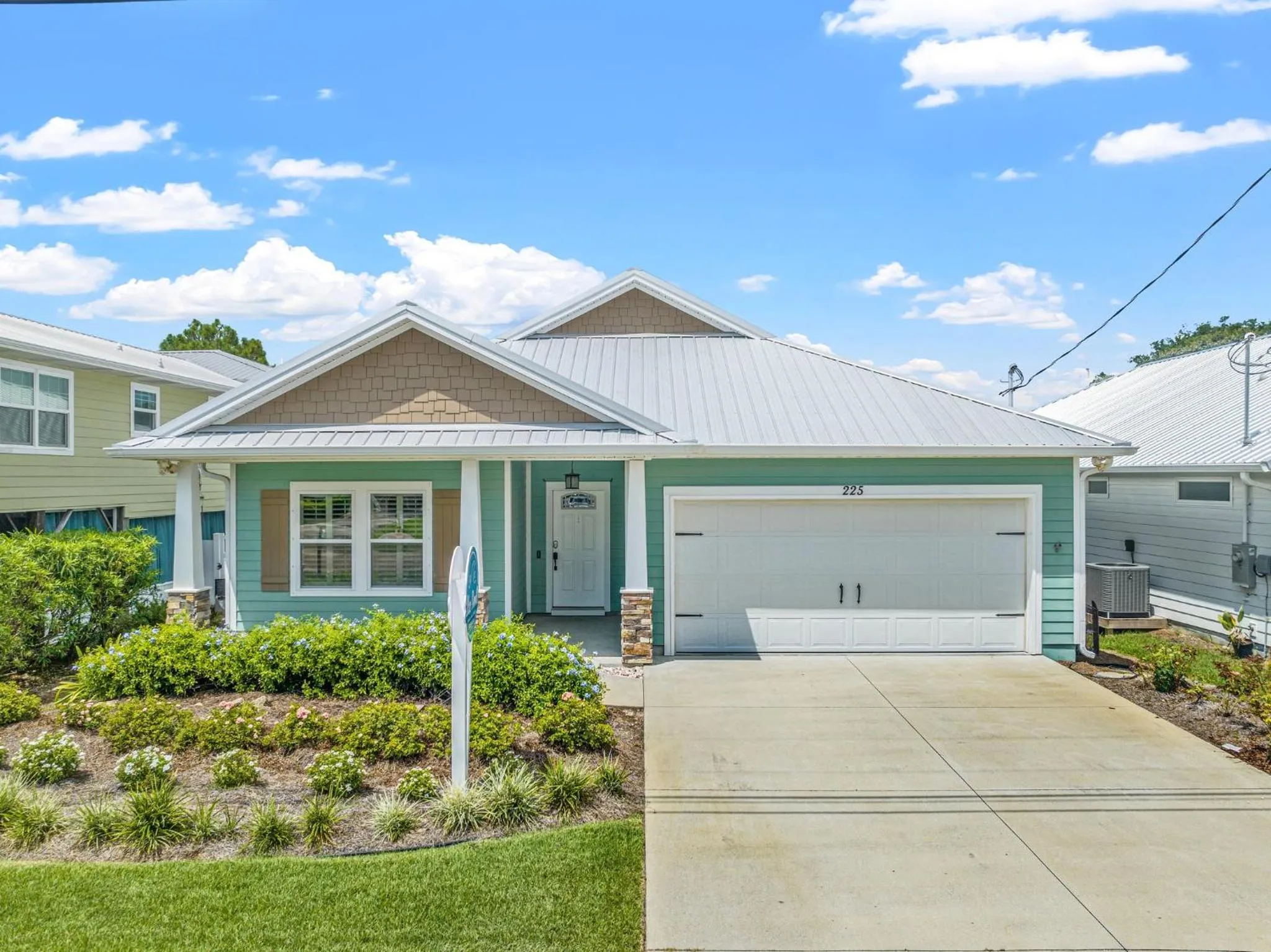 Parking in Charming Retreat, a Short Walk to Laguna Beach, with Room for 10!