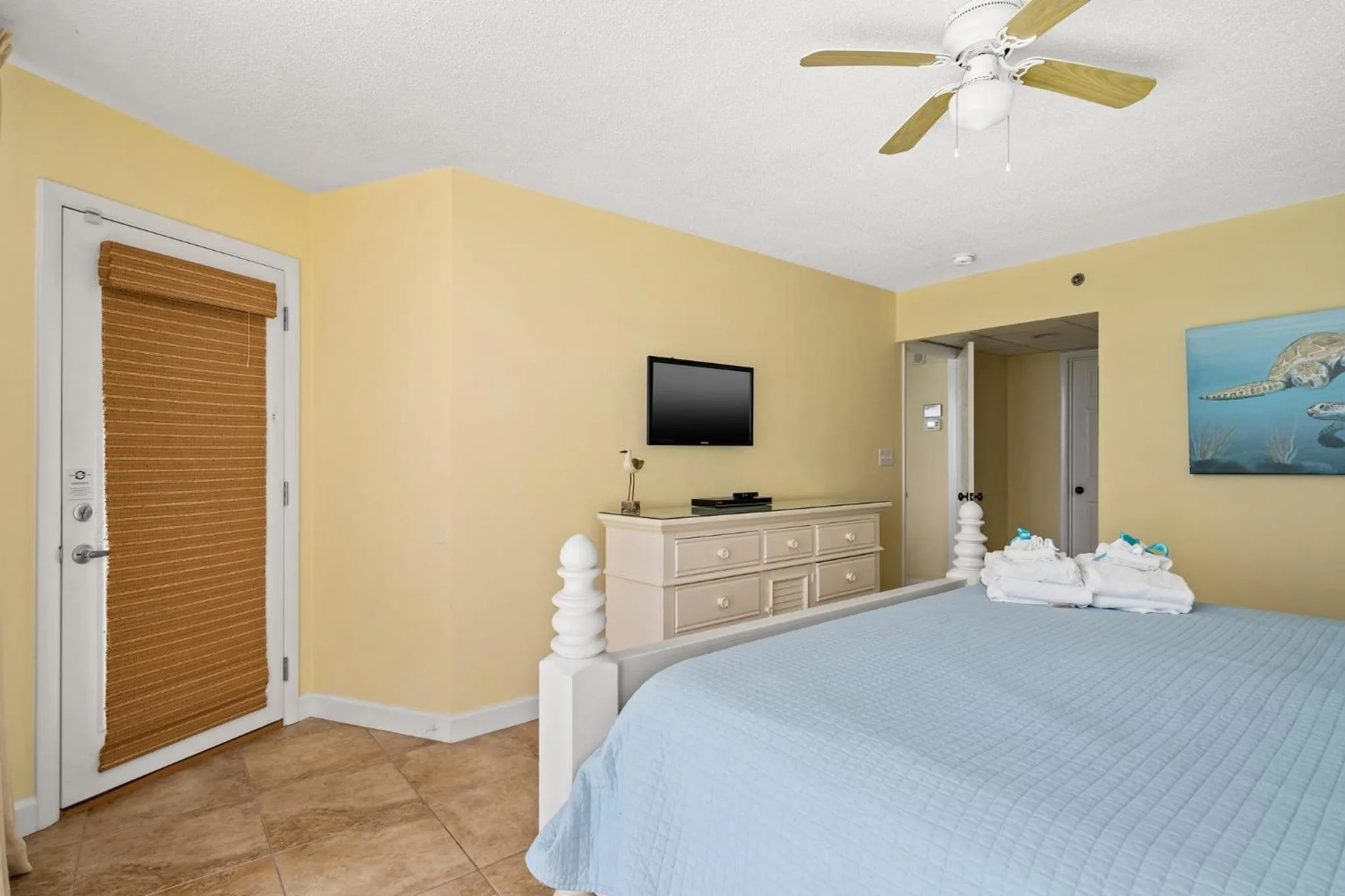 Living room, Bed in Beautiful Long Beach Condo unit 1-1206! TWO Gulf Masters!