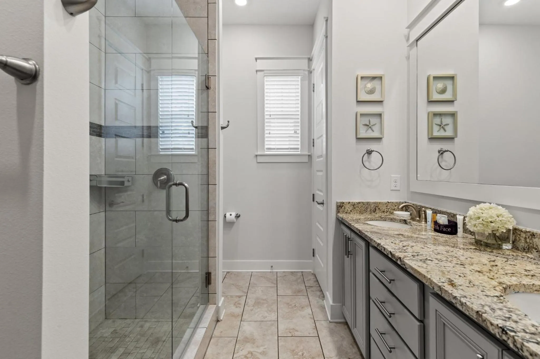 Photo of the whole room in 24 York Lane | Edgewater Escape