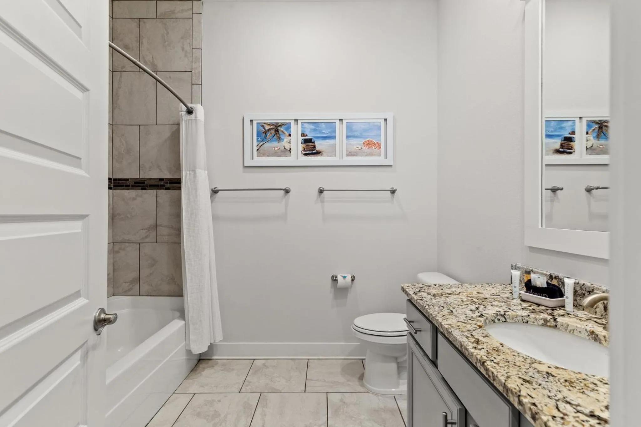 Photo of the whole room in 24 York Lane | Edgewater Escape