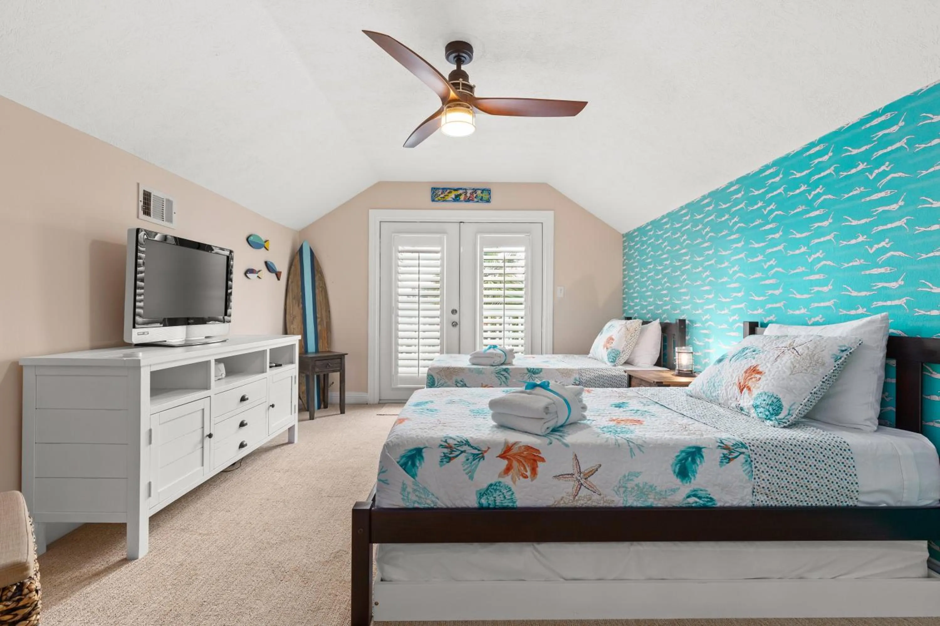 Bed in Expertly Decorated Family Home, Steps to Beach w/ a Private Heated Pool & Spa!