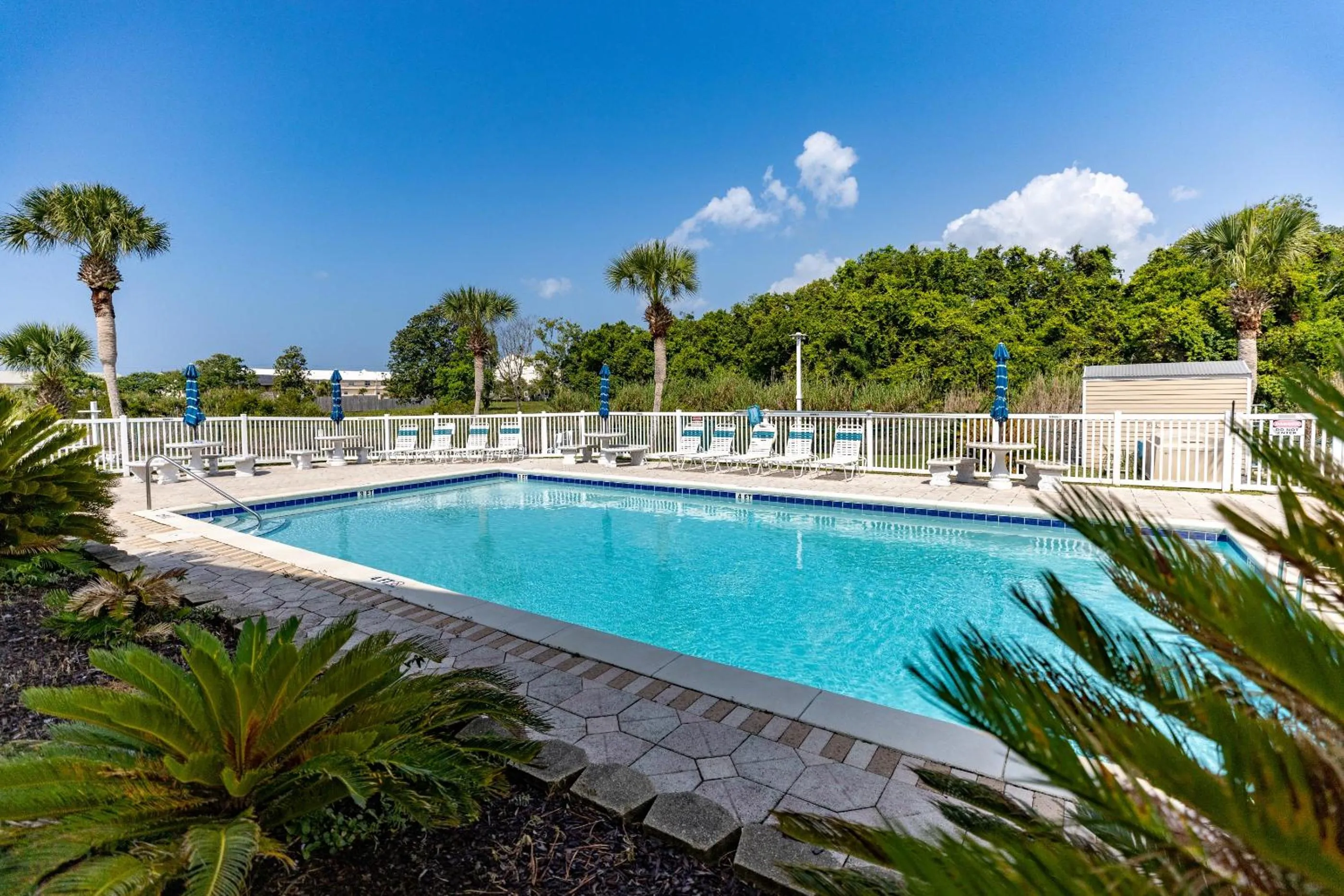 Swimming pool in Short Walk to The Beach! Community Pool! Sleeps 6!