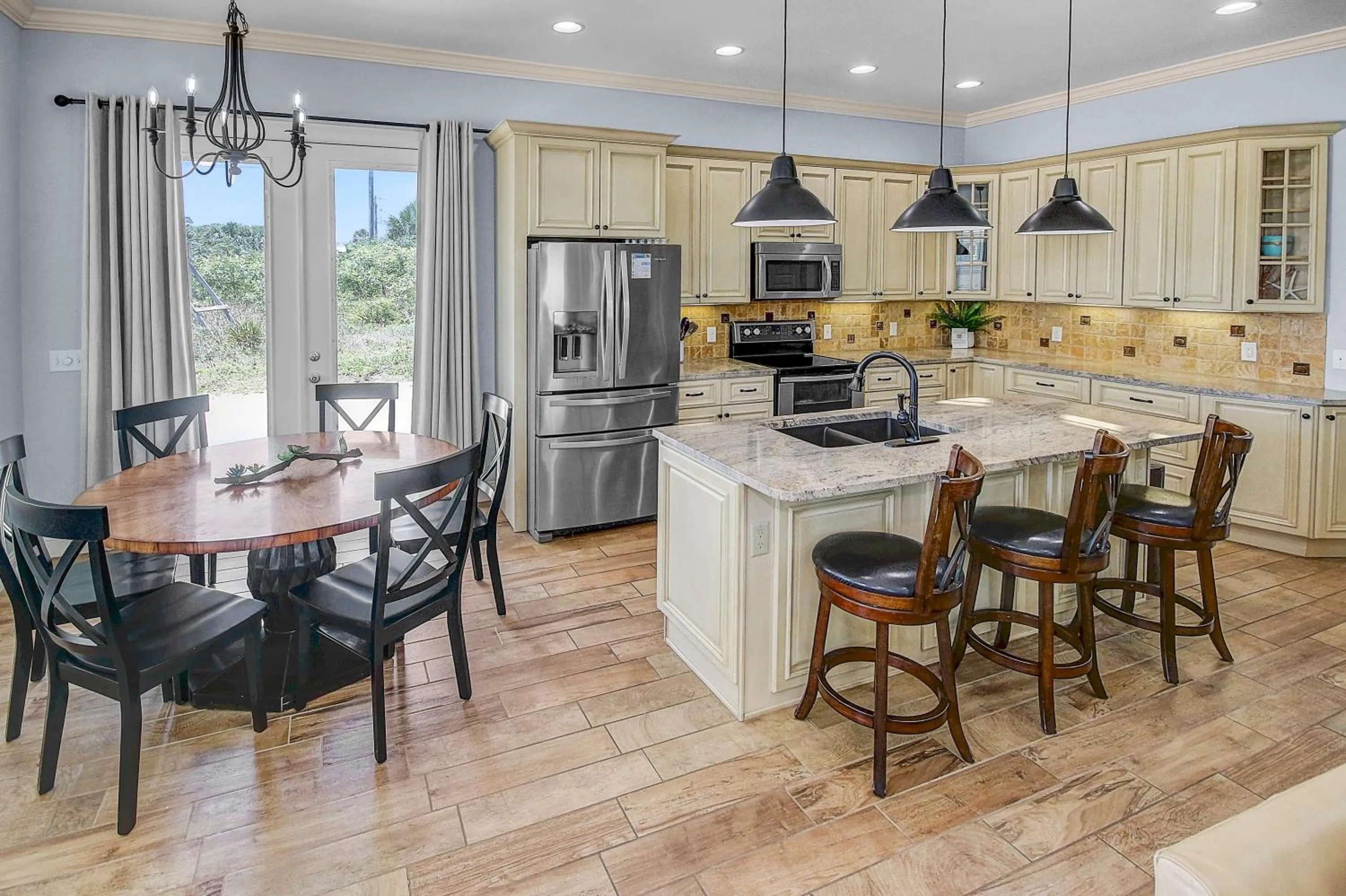 Kitchen or kitchenette in 5 Bed, 5 Bath Beach Home/Only a 3 Minute Walk To The Beach! SLEEPS 12