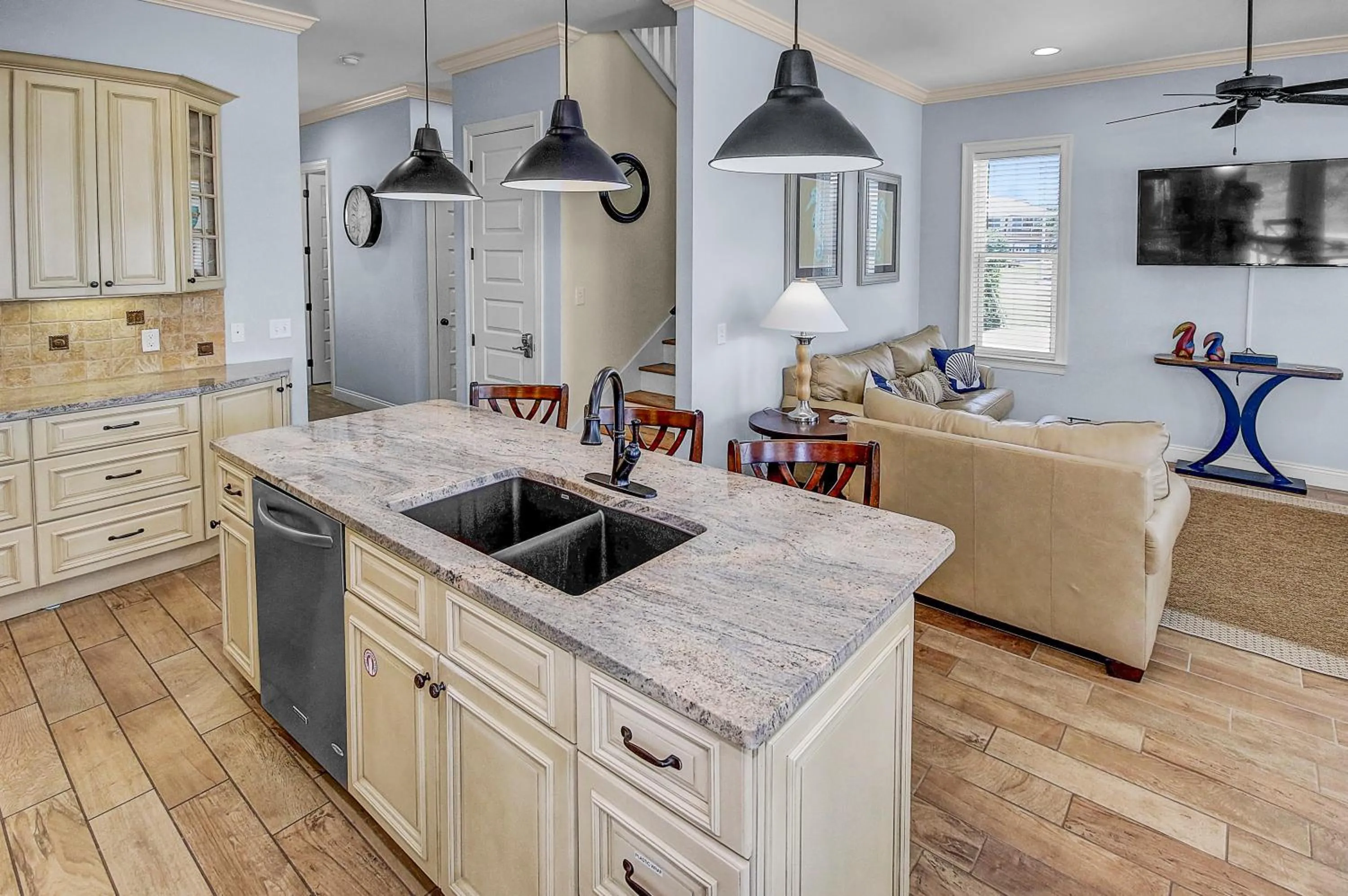 Kitchen or kitchenette in 5 Bed, 5 Bath Beach Home/Only a 3 Minute Walk To The Beach! SLEEPS 12