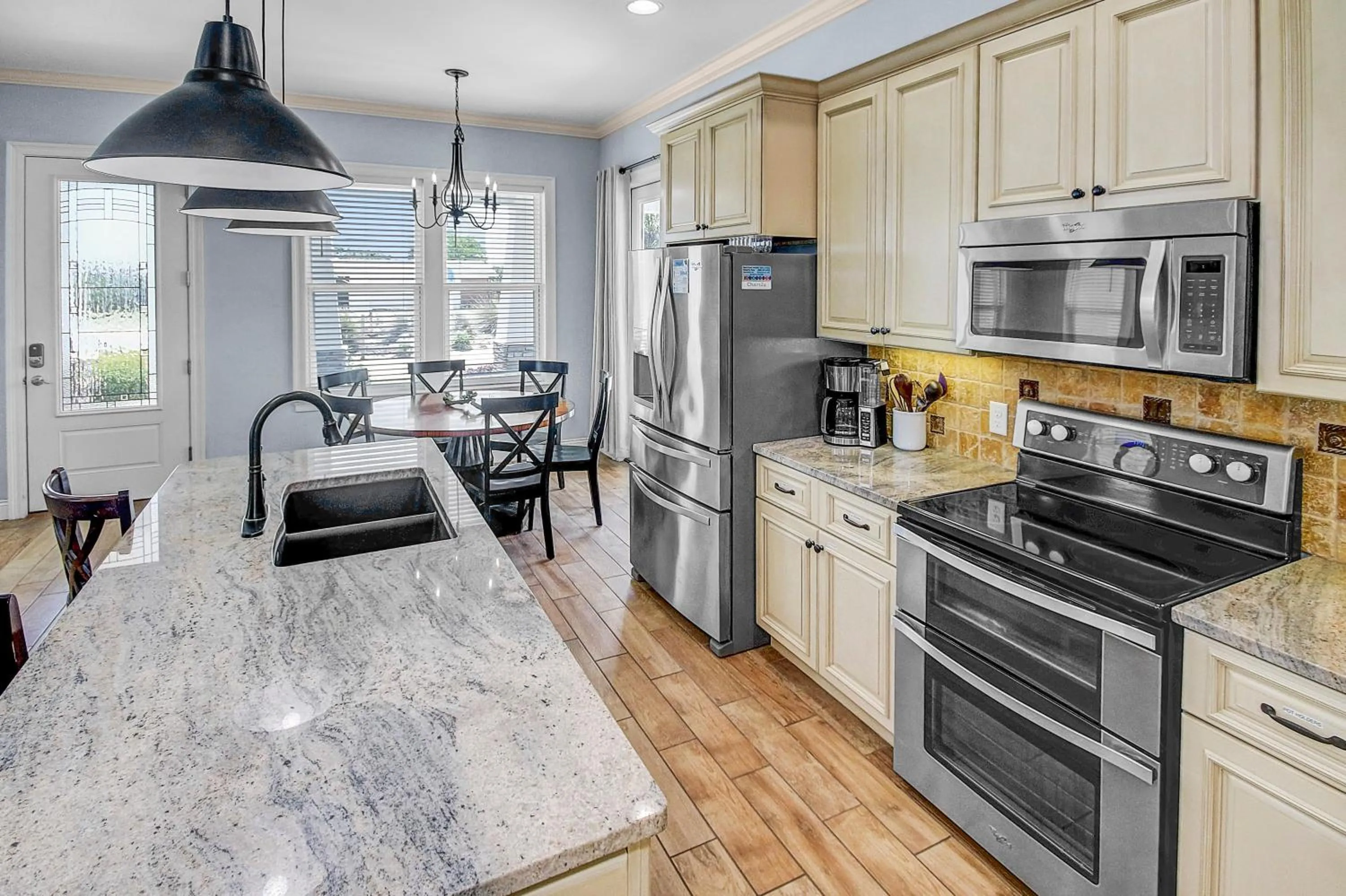 Kitchen or kitchenette in 5 Bed, 5 Bath Beach Home/Only a 3 Minute Walk To The Beach! SLEEPS 12