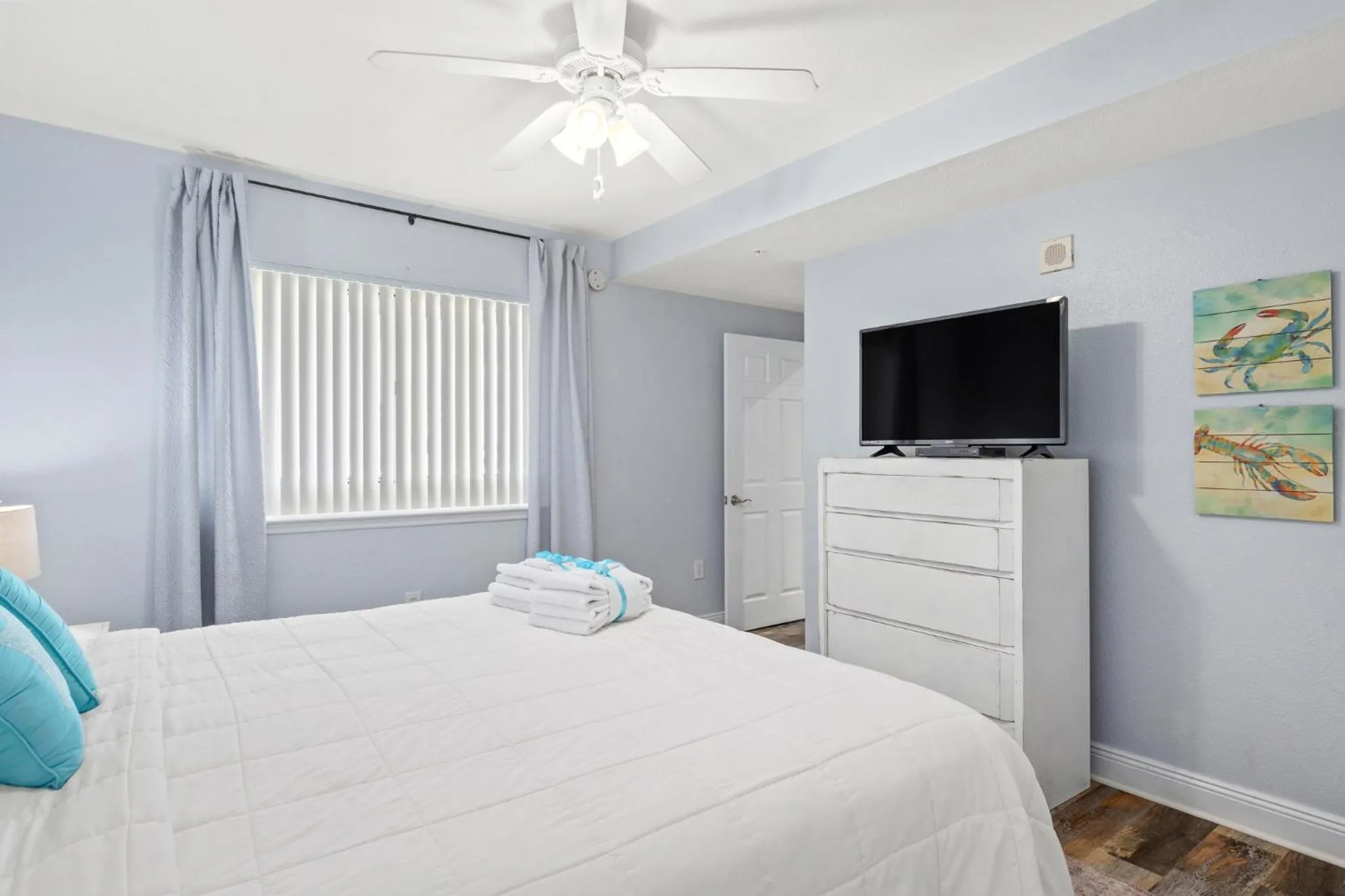 Living room, Bed in Emerald Beach Resort by Blue Swell