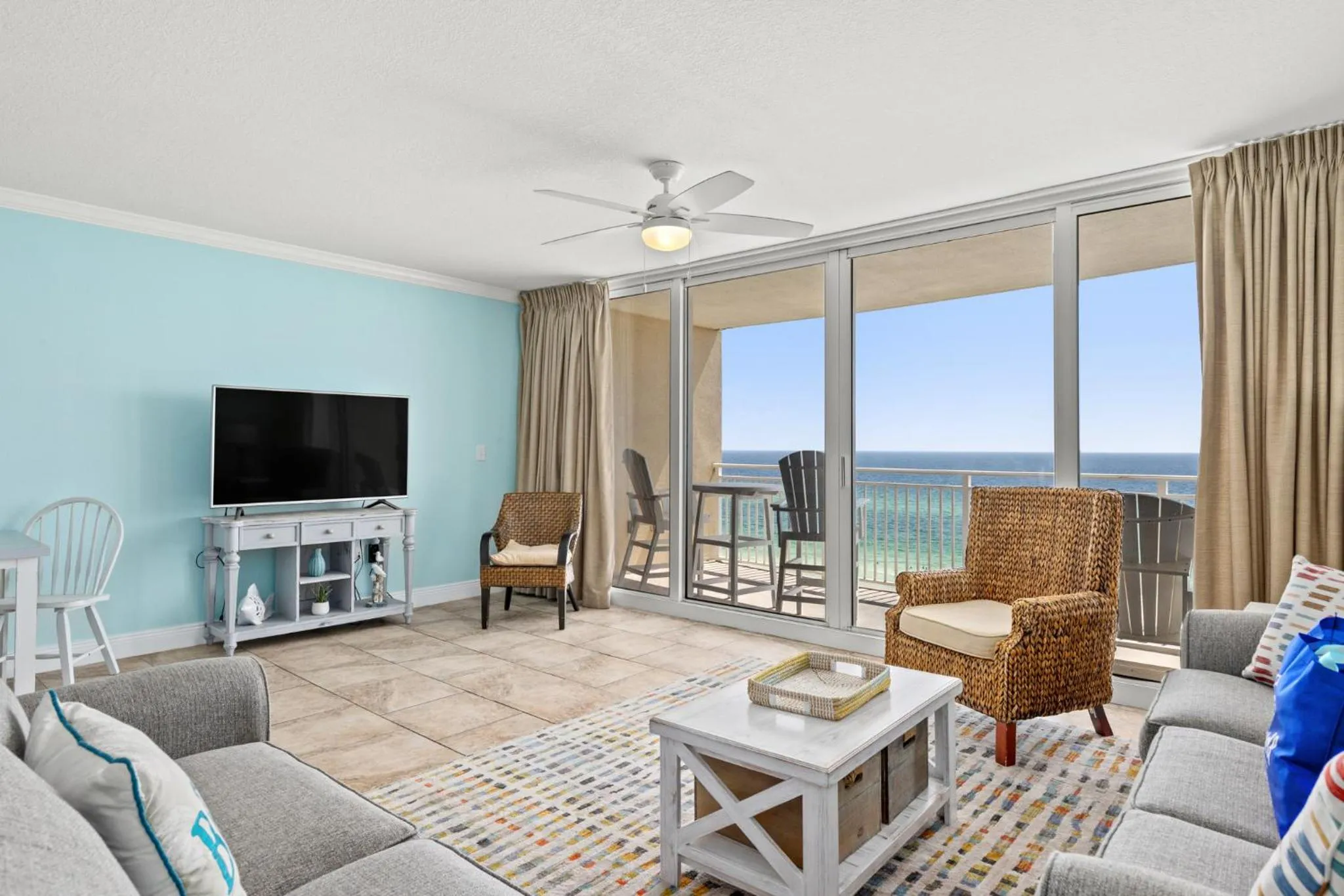 Photo of the whole room in Emerald Beach Resort by Blue Swell