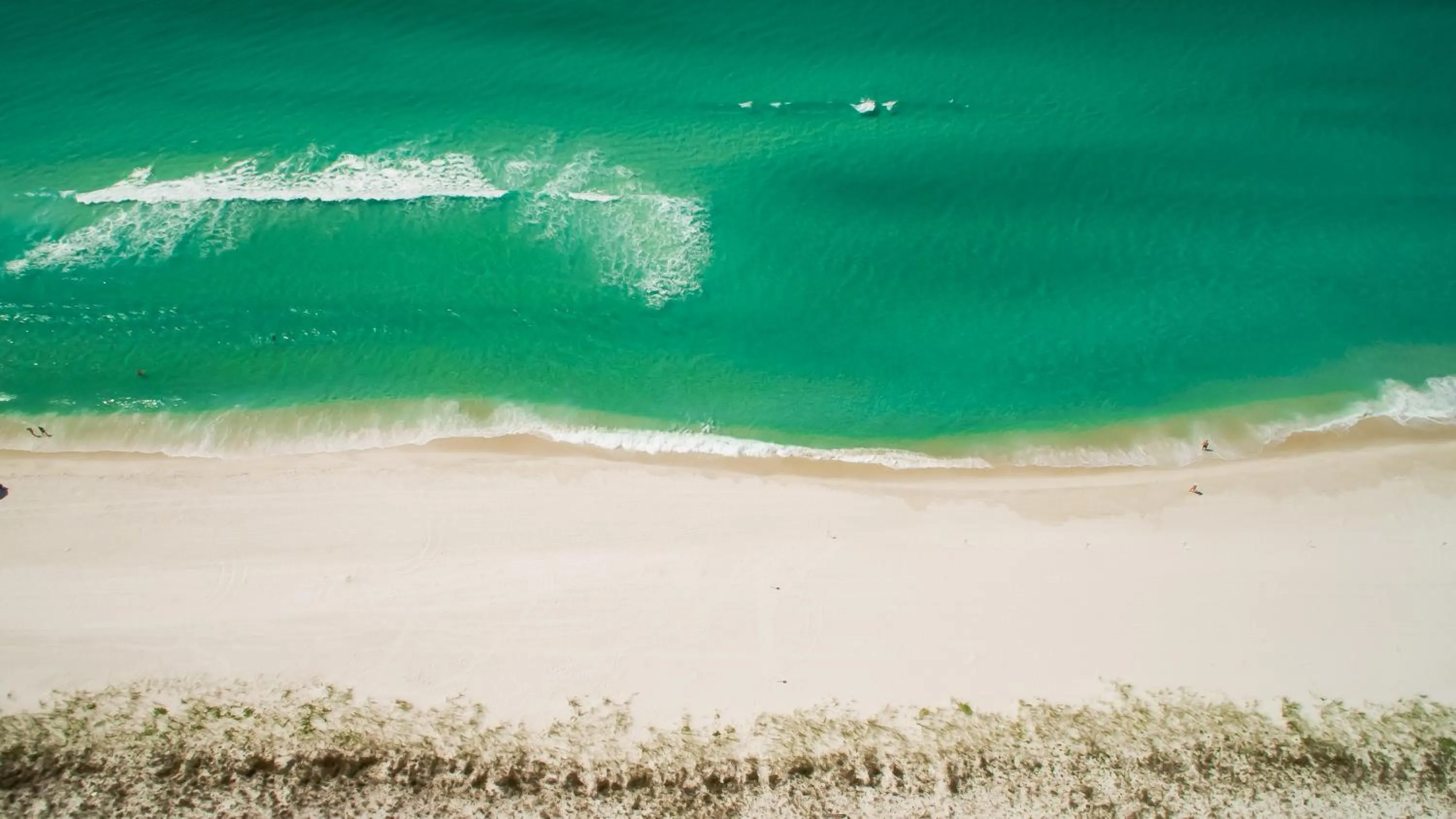 Beach in Vacation in This Gorgeous 2-Story Home! 3 BR 3 BA! Sleeps 8!