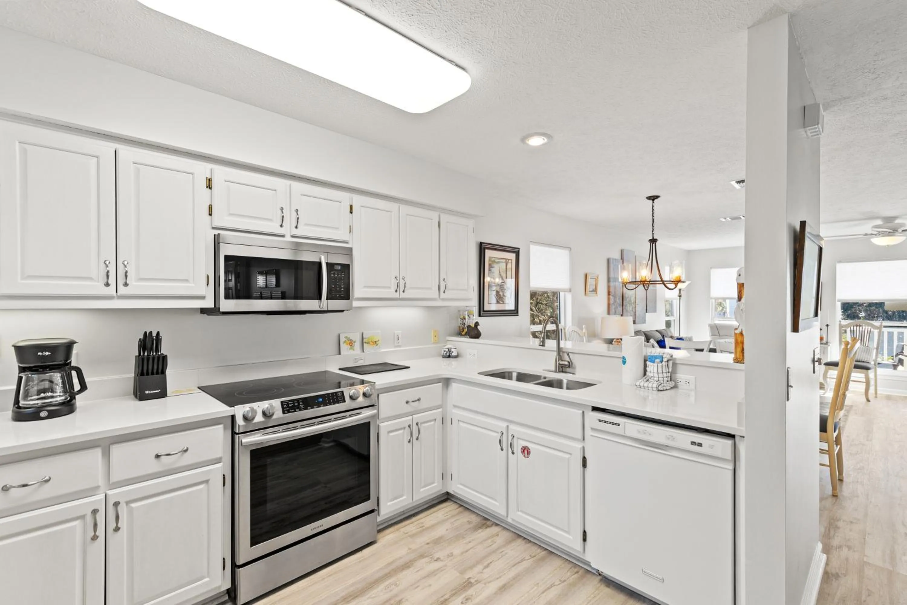 Kitchen or kitchenette in Vacation in This Gorgeous 2-Story Home! 3 BR 3 BA! Sleeps 8!