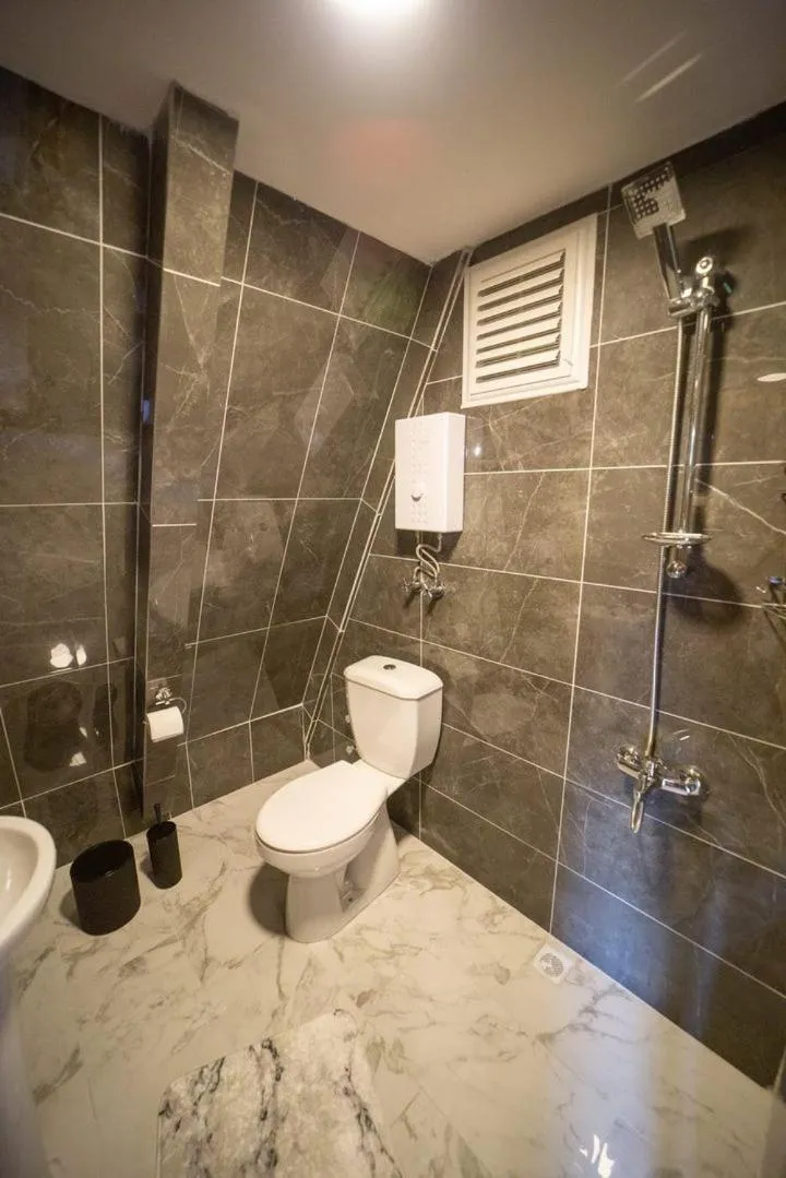 Shower in Montana Suite Bungalows