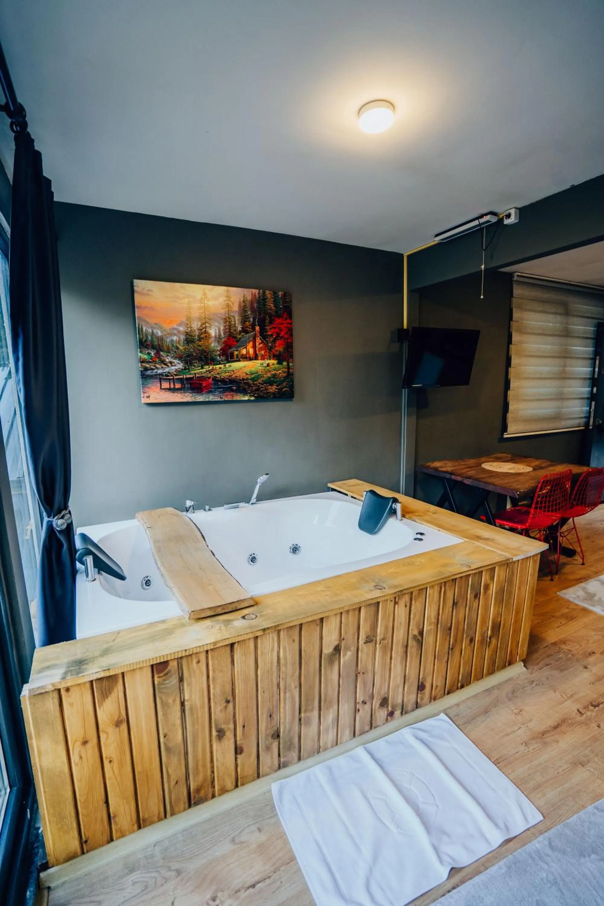 Open Air Bath, Bed in Montana Suite Bungalows
