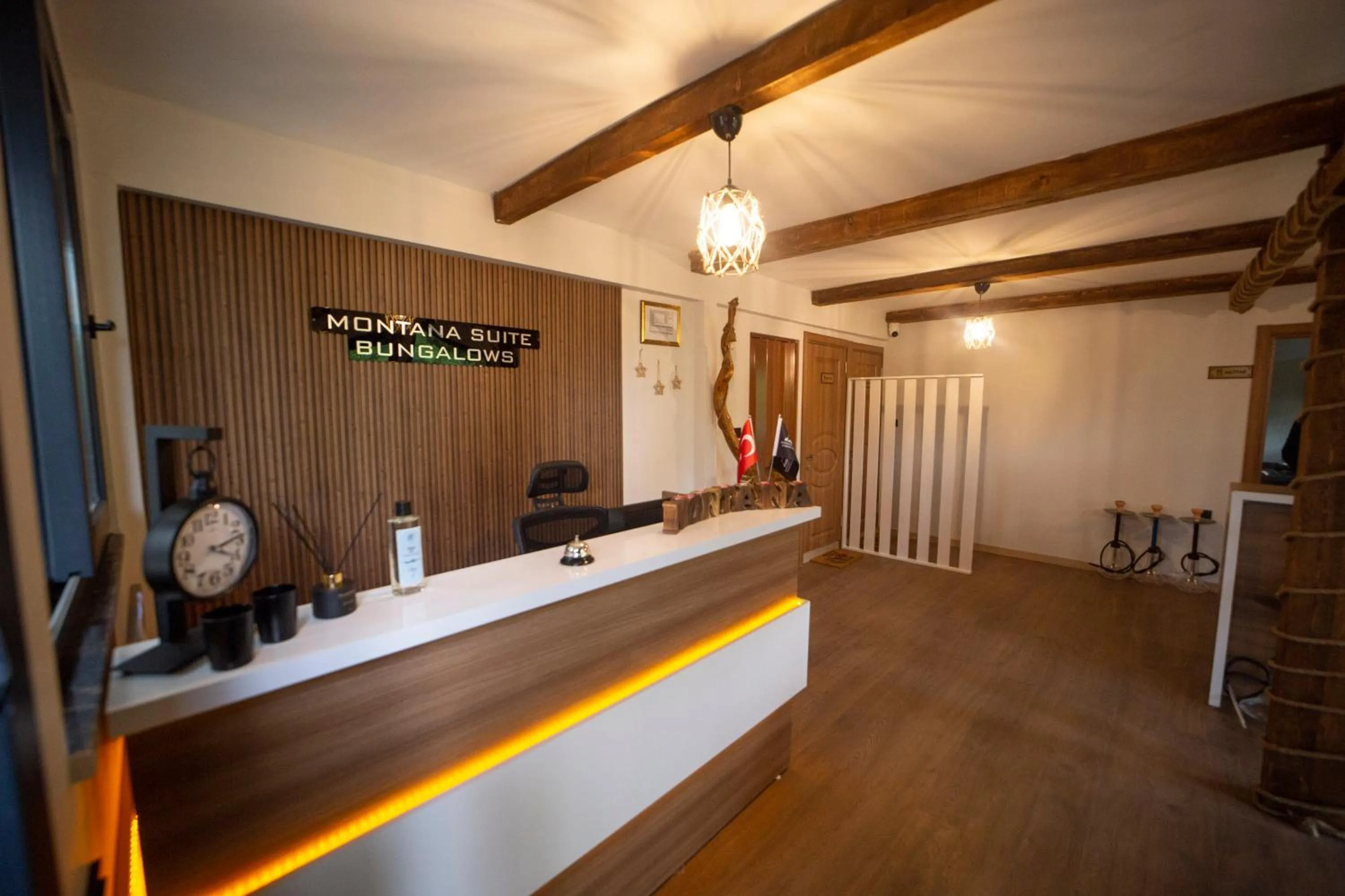 Lobby or reception in Montana Suite Bungalows