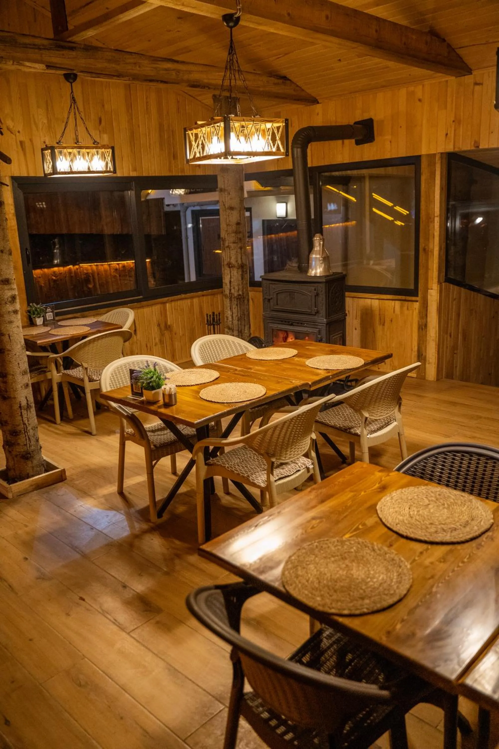 Restaurant/places to eat in Montana Suite Bungalows