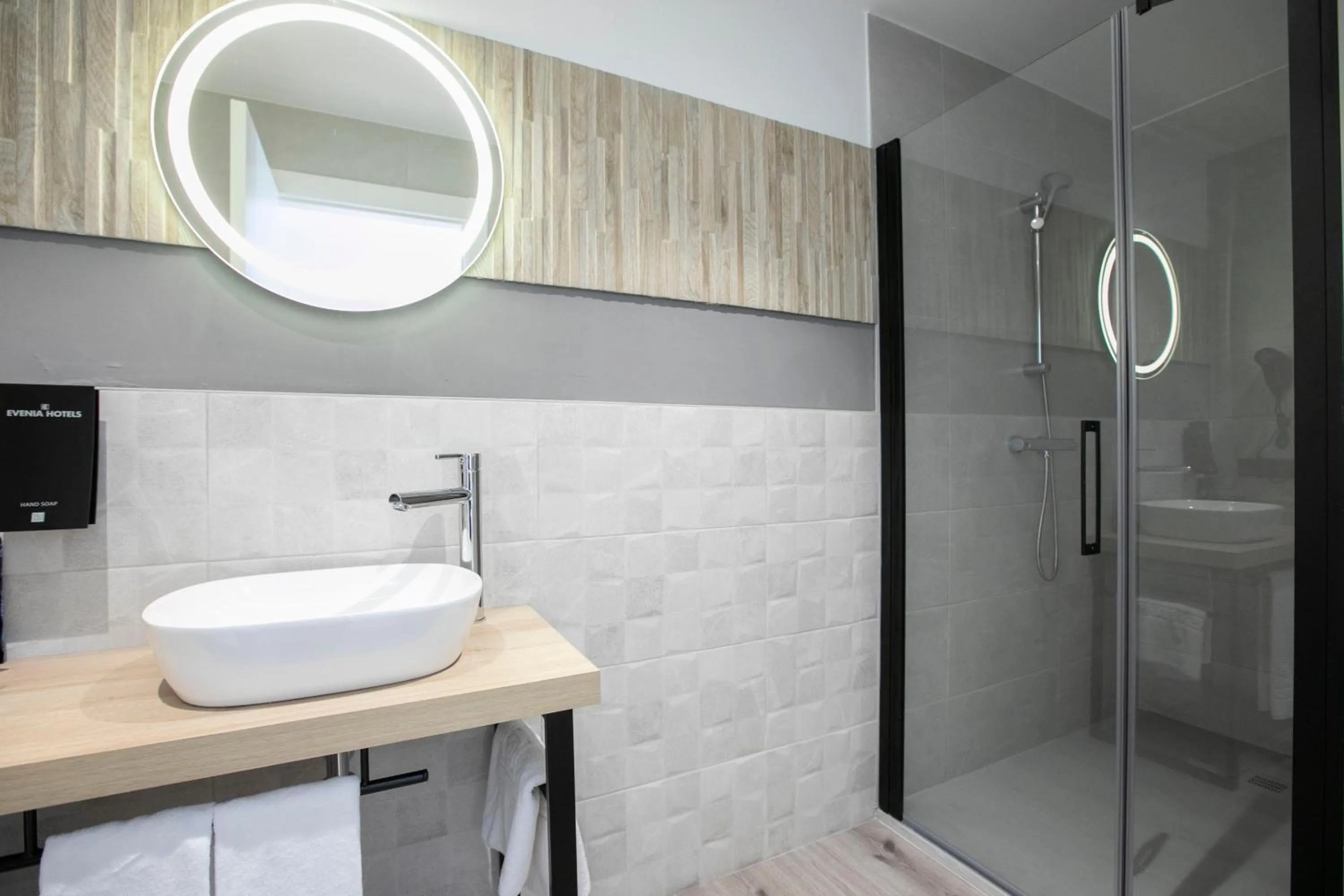 Shower in Hotel Coral Boutique by gaiarooms