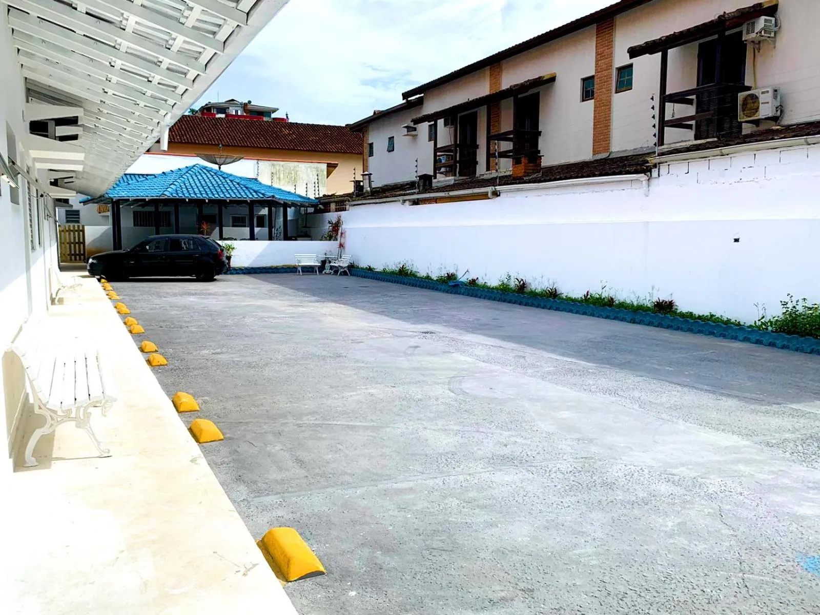 Parking in Pousada Ilha de Santorini