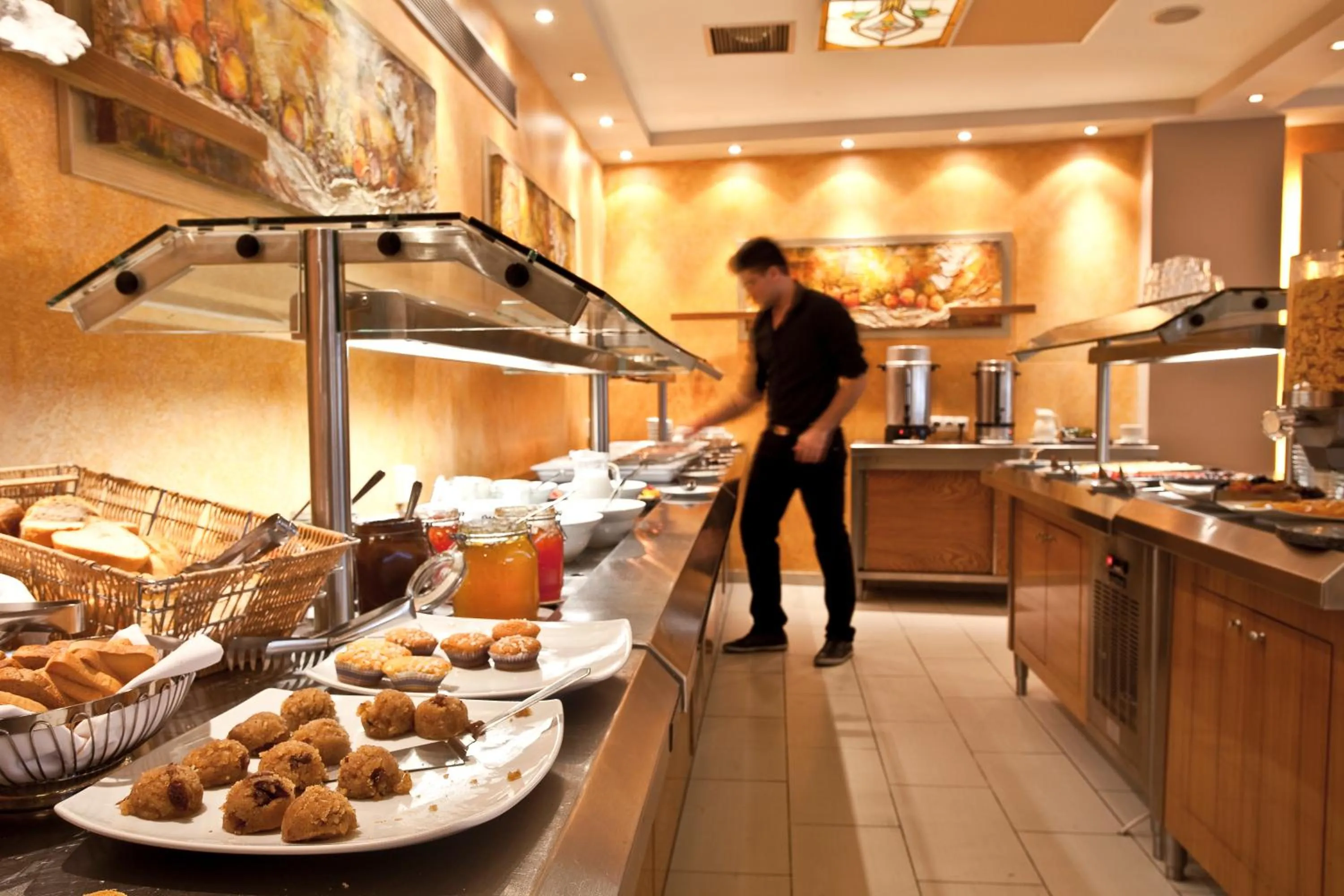 Restaurant/places to eat in Crystal City Hotel