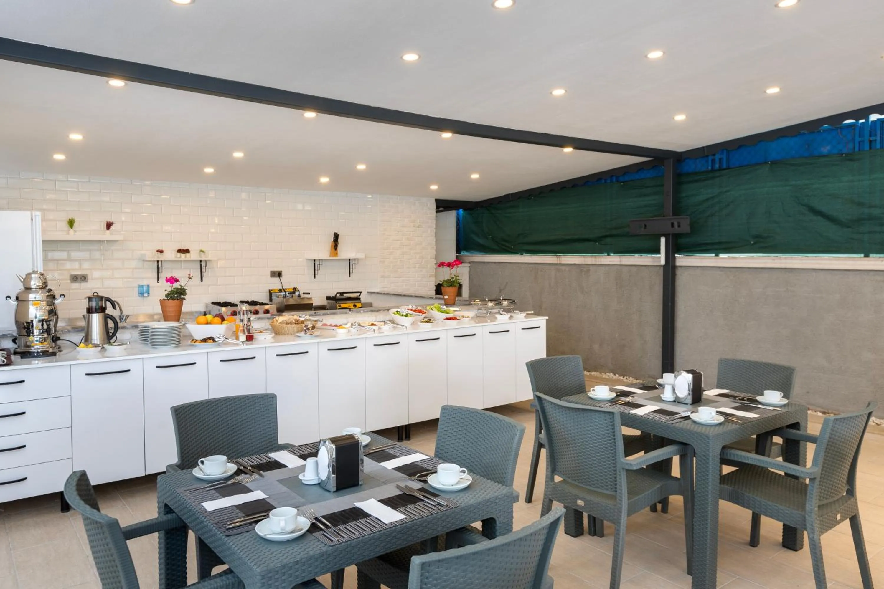 Restaurant/places to eat in Royal Dream's Hotel