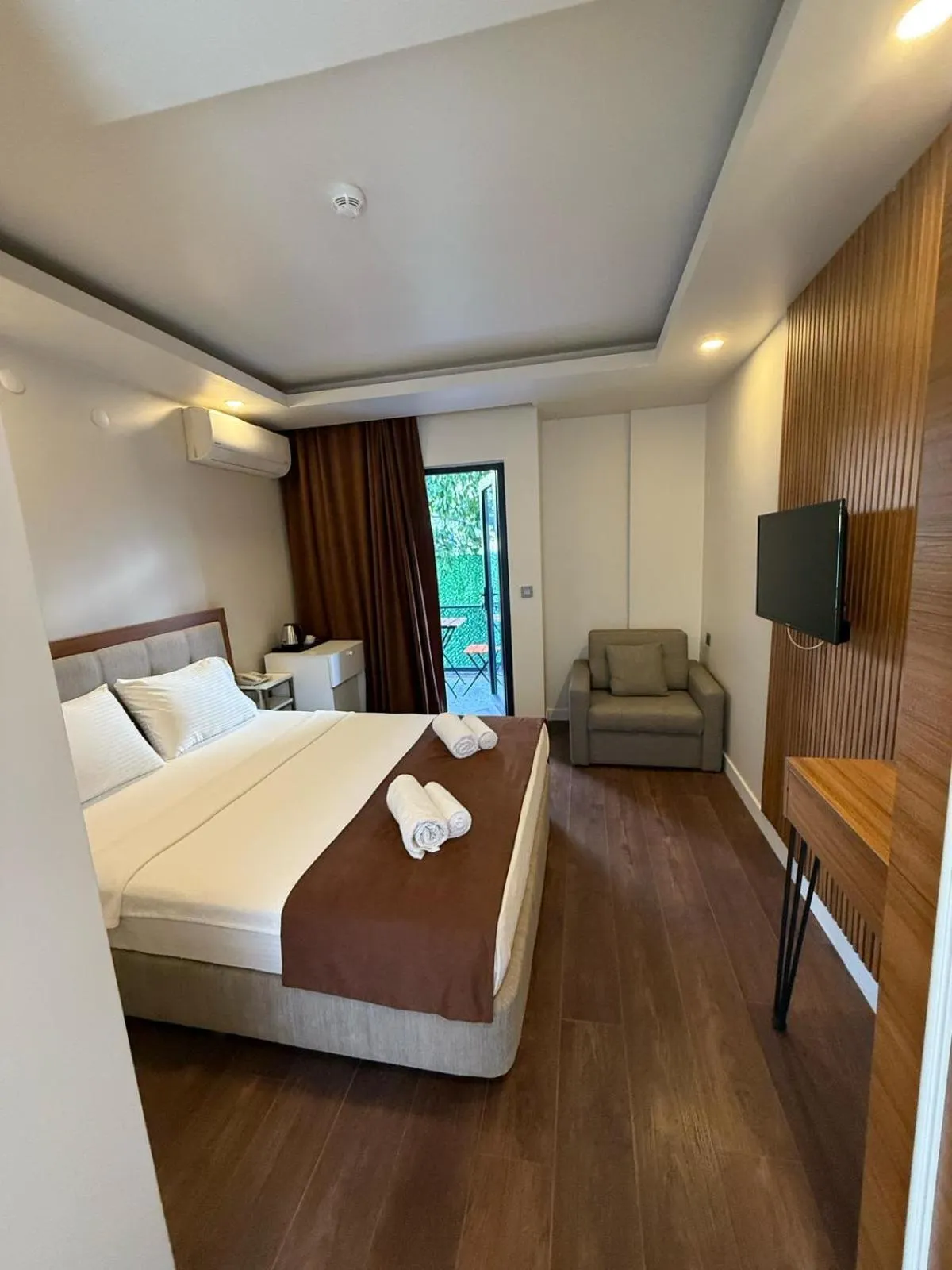 Communal lounge/ TV room, Bed in Royal Dream's Hotel