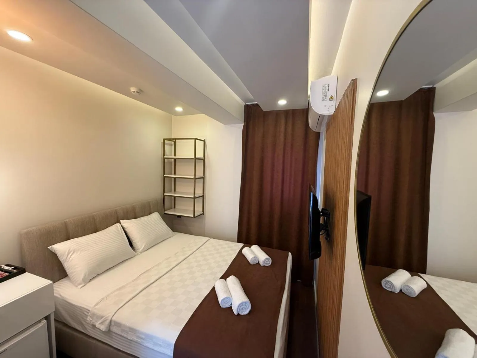 wardrobe, Bed in Royal Dream's Hotel