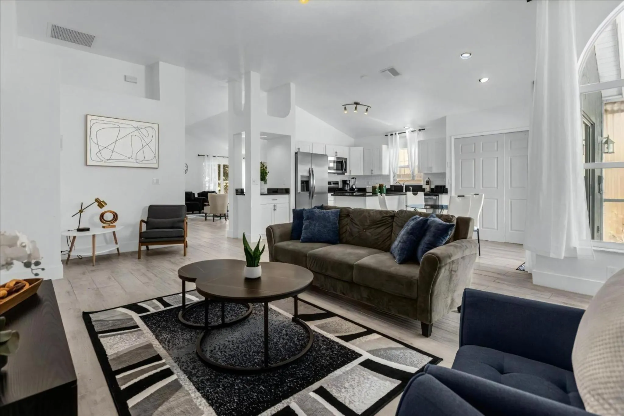 Property building in 3 Bedrooms 2 Bathrooms Lindfields 3026 Bc