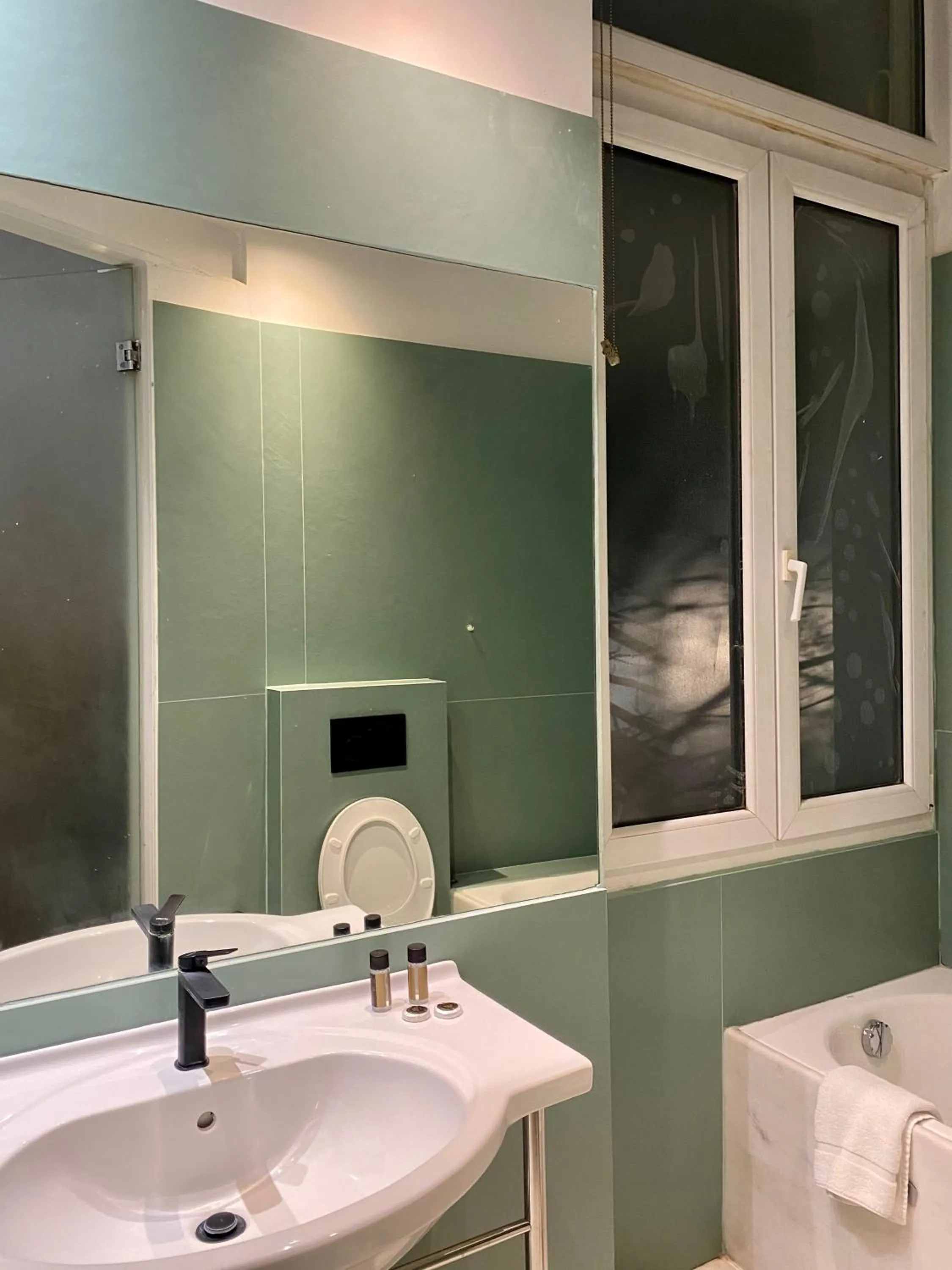 Shower in Art Hotel Athens