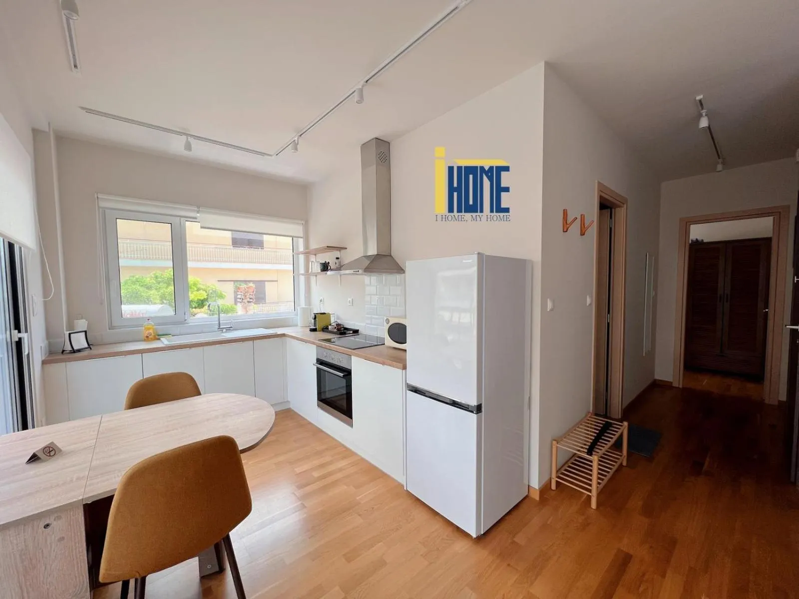 Dining area in Skiathou 12 Contemporary Residences
