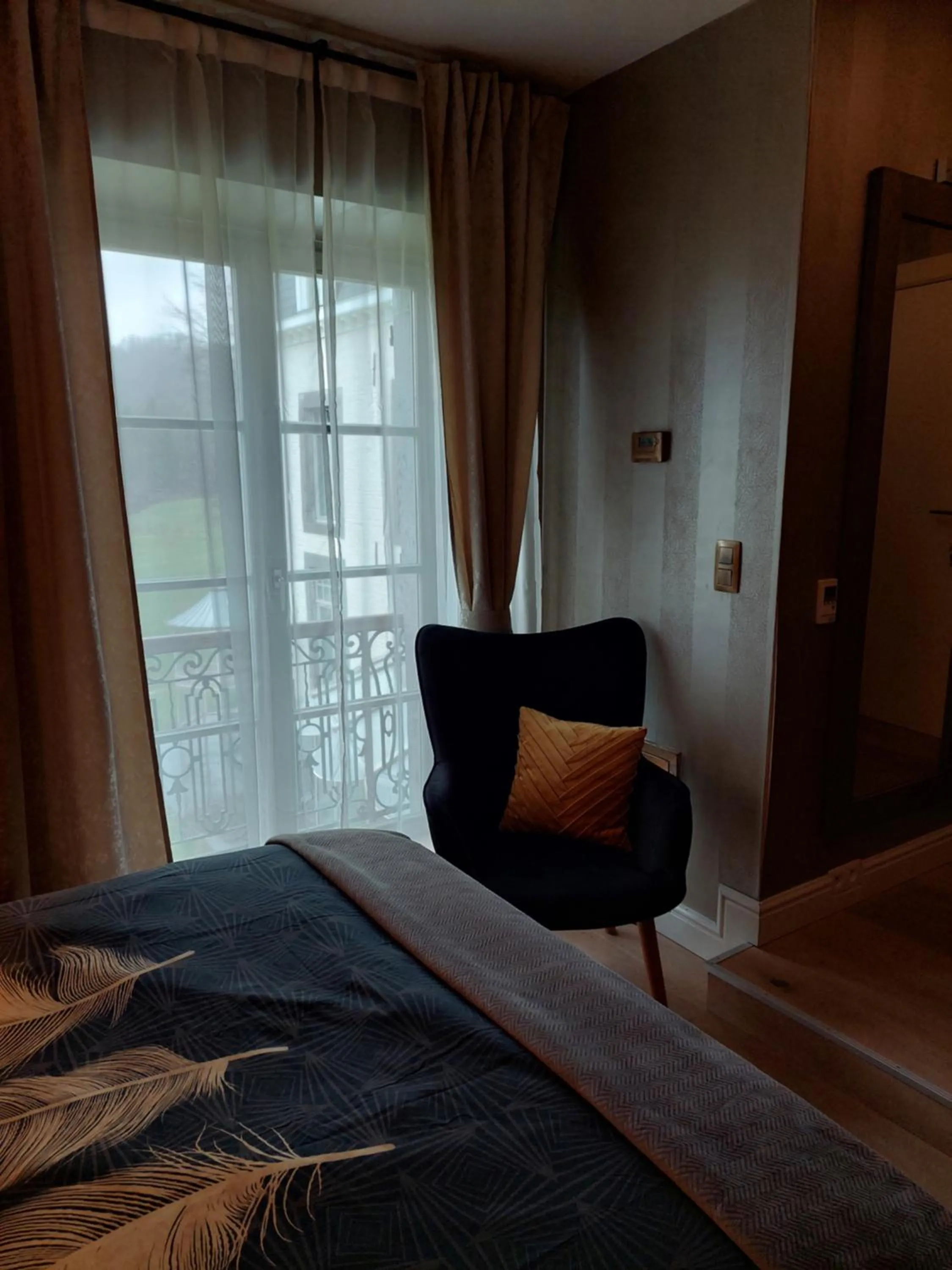 Bed in La chambre et le studio du château du golf de Bernalmont