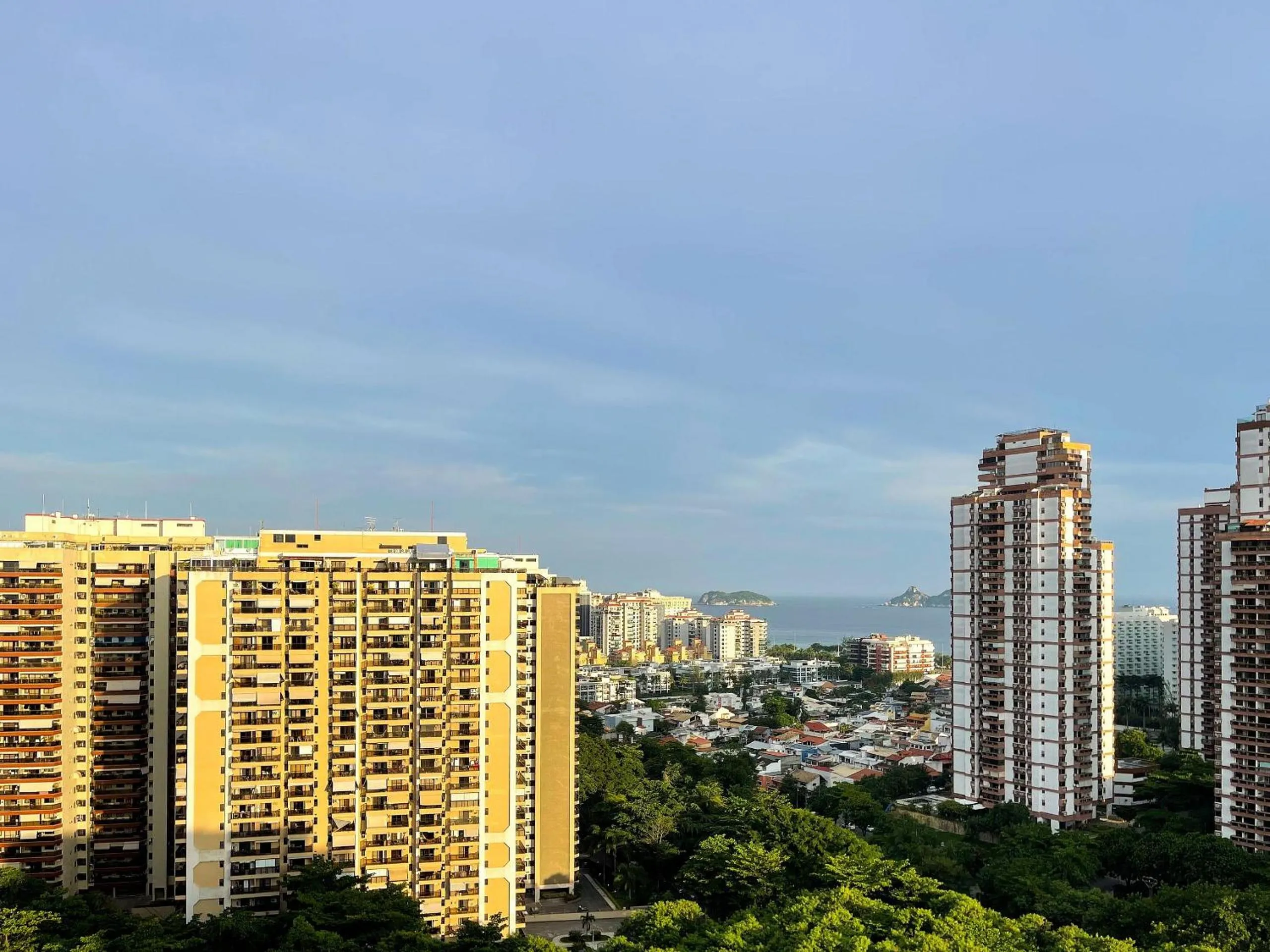 City view in Confortável apto 2Qtos c/ Varanda e Vista Mar