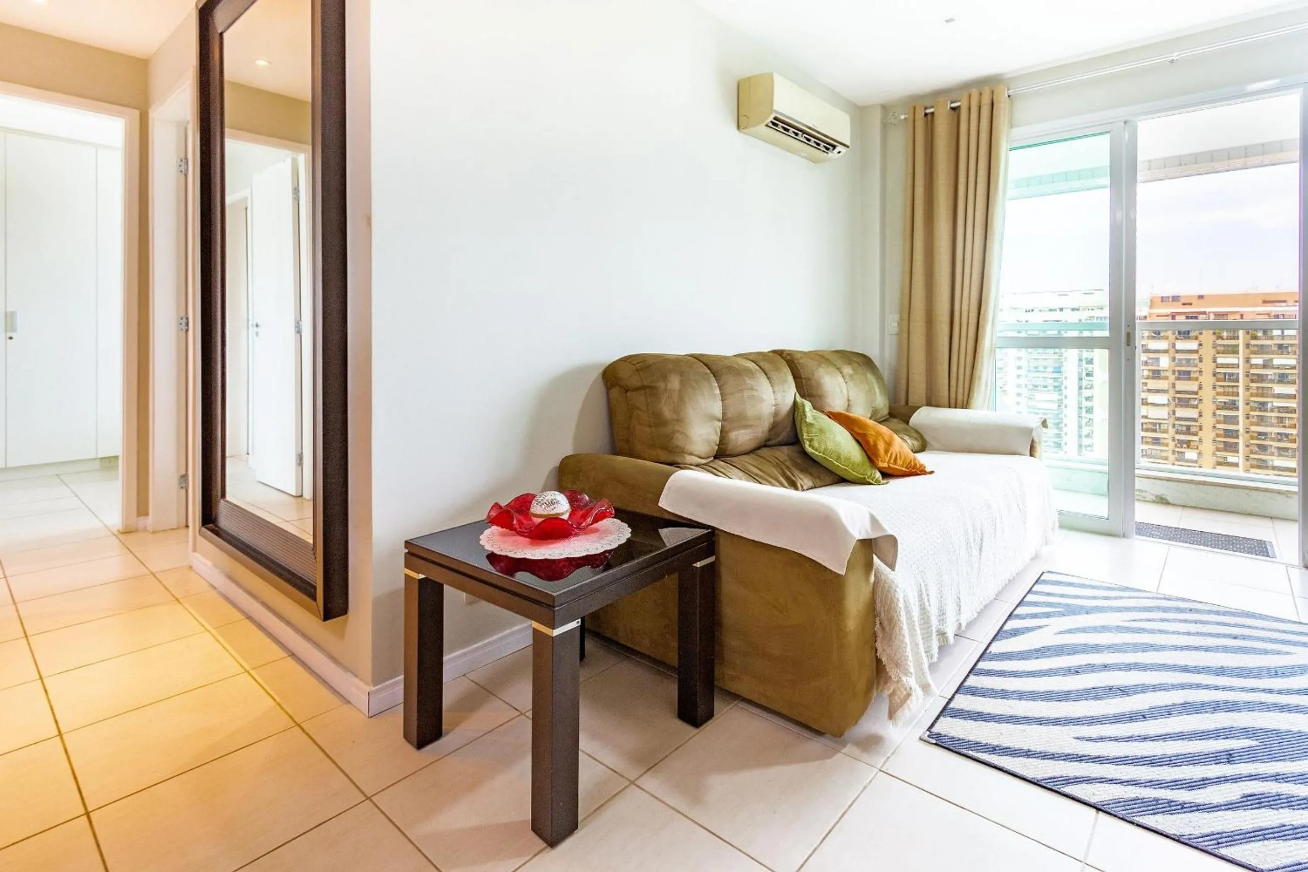 Communal lounge/ TV room, Bed in Confortável apto 2Qtos c/ Varanda e Vista Mar