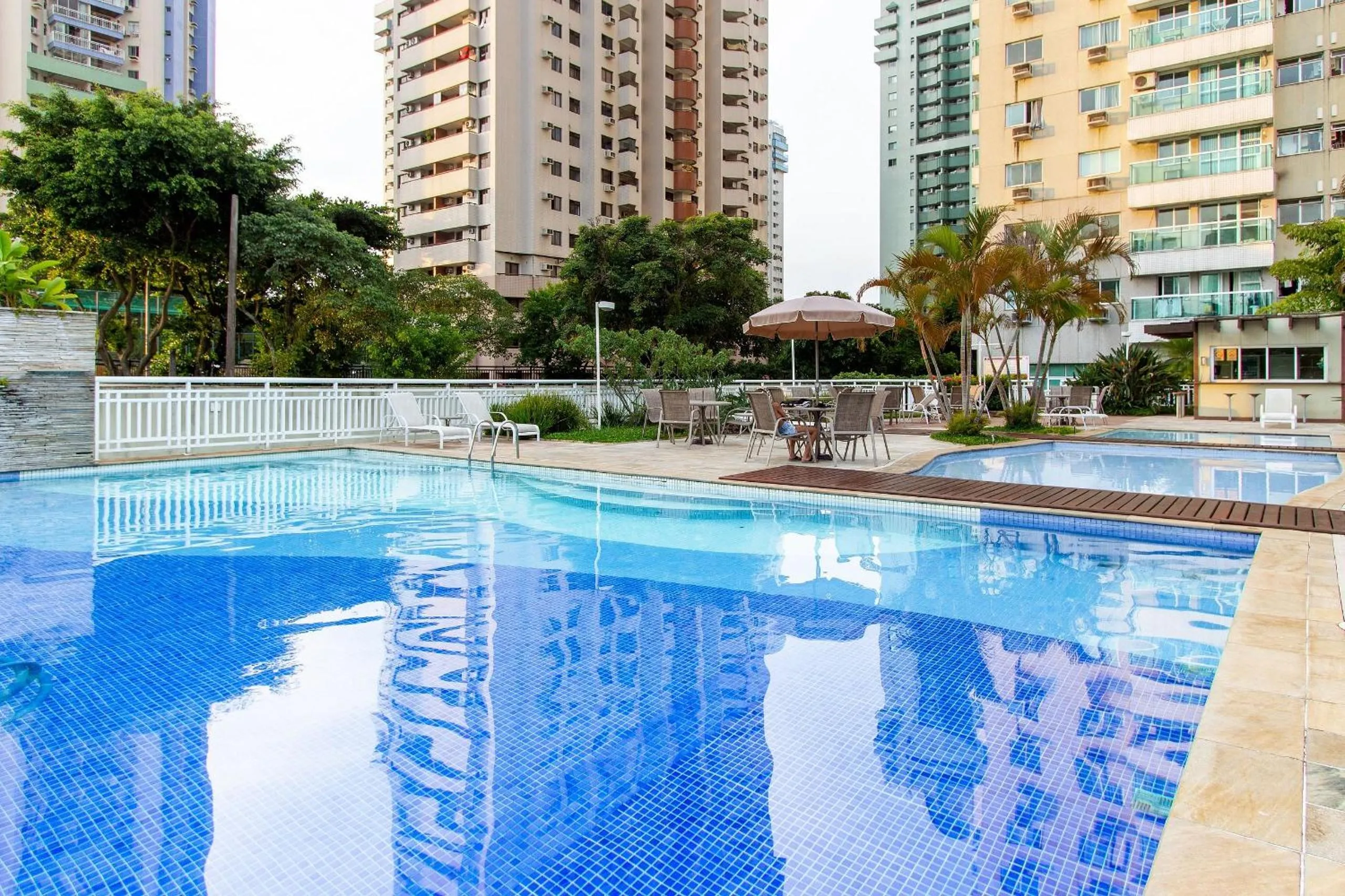 Pool view in Confortável apto 2Qtos c/ Varanda e Vista Mar