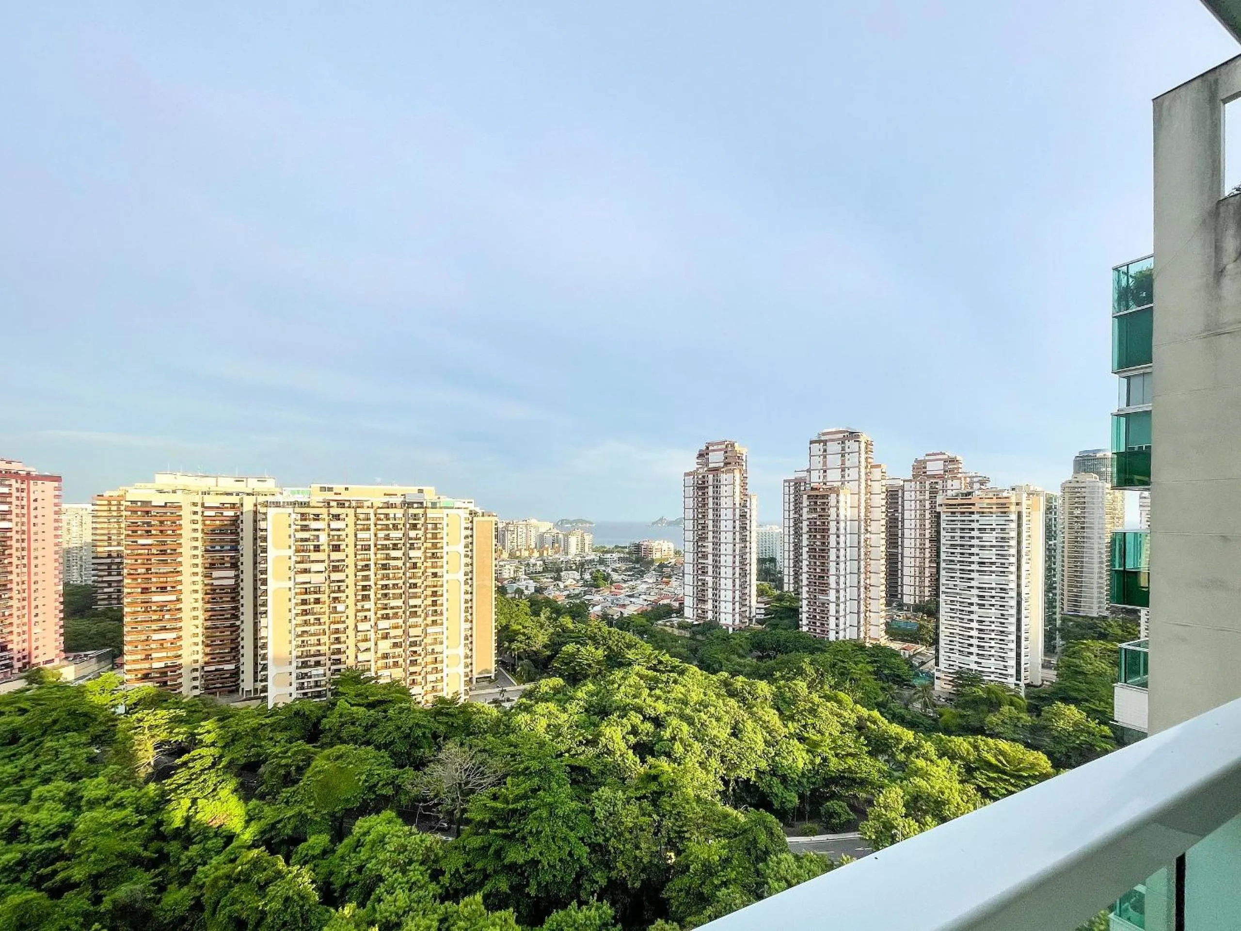 City view in Confortável apto 2Qtos c/ Varanda e Vista Mar