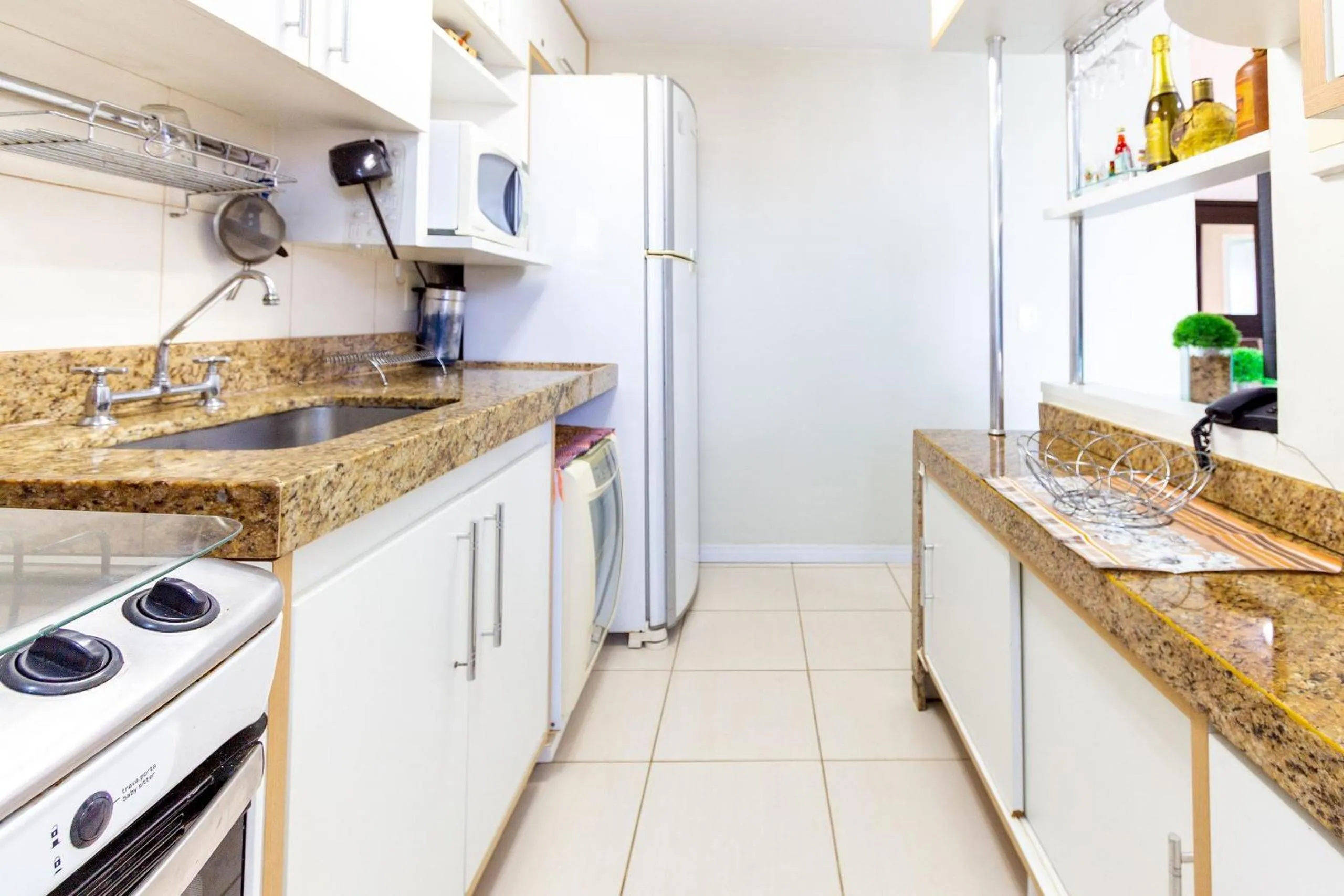 Kitchen or kitchenette in Confortável apto 2Qtos c/ Varanda e Vista Mar