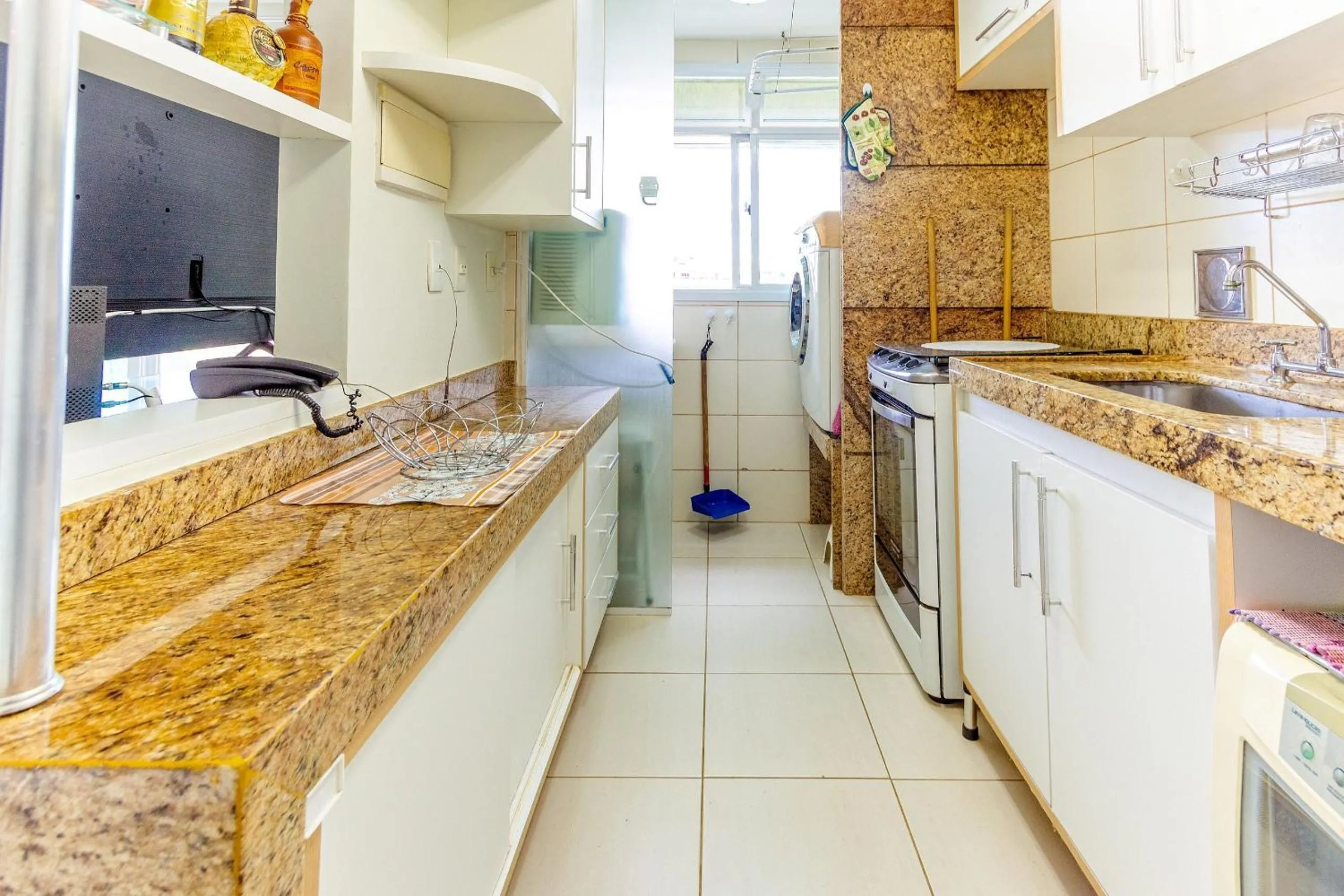 Kitchen or kitchenette in Confortável apto 2Qtos c/ Varanda e Vista Mar