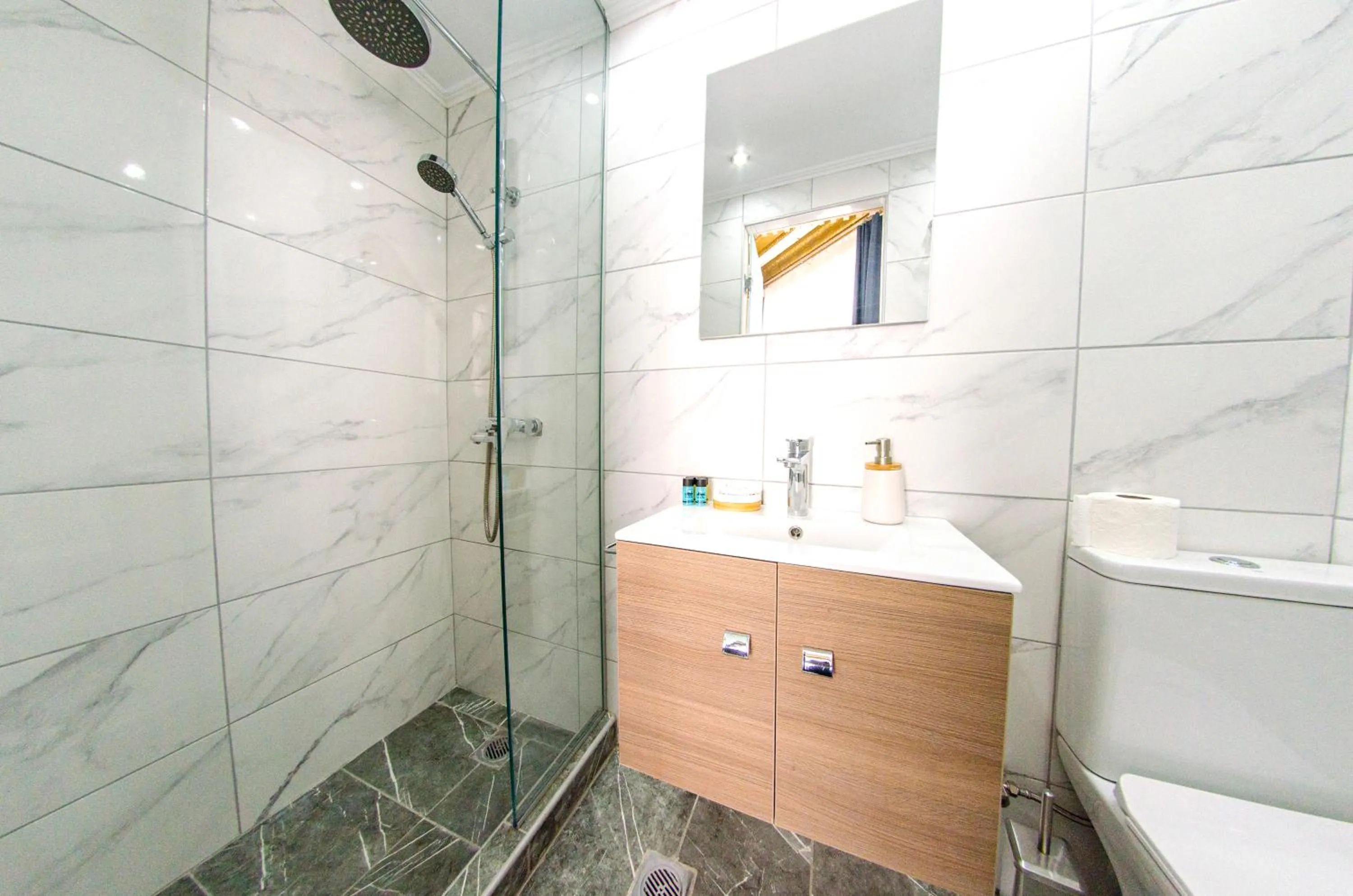 Shower in Nea Metropolis