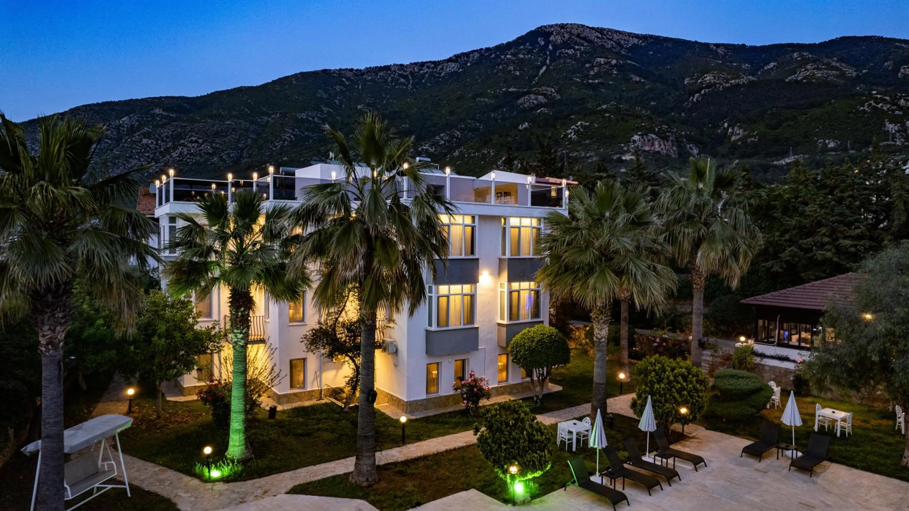 Swimming pool in Carrington Suites