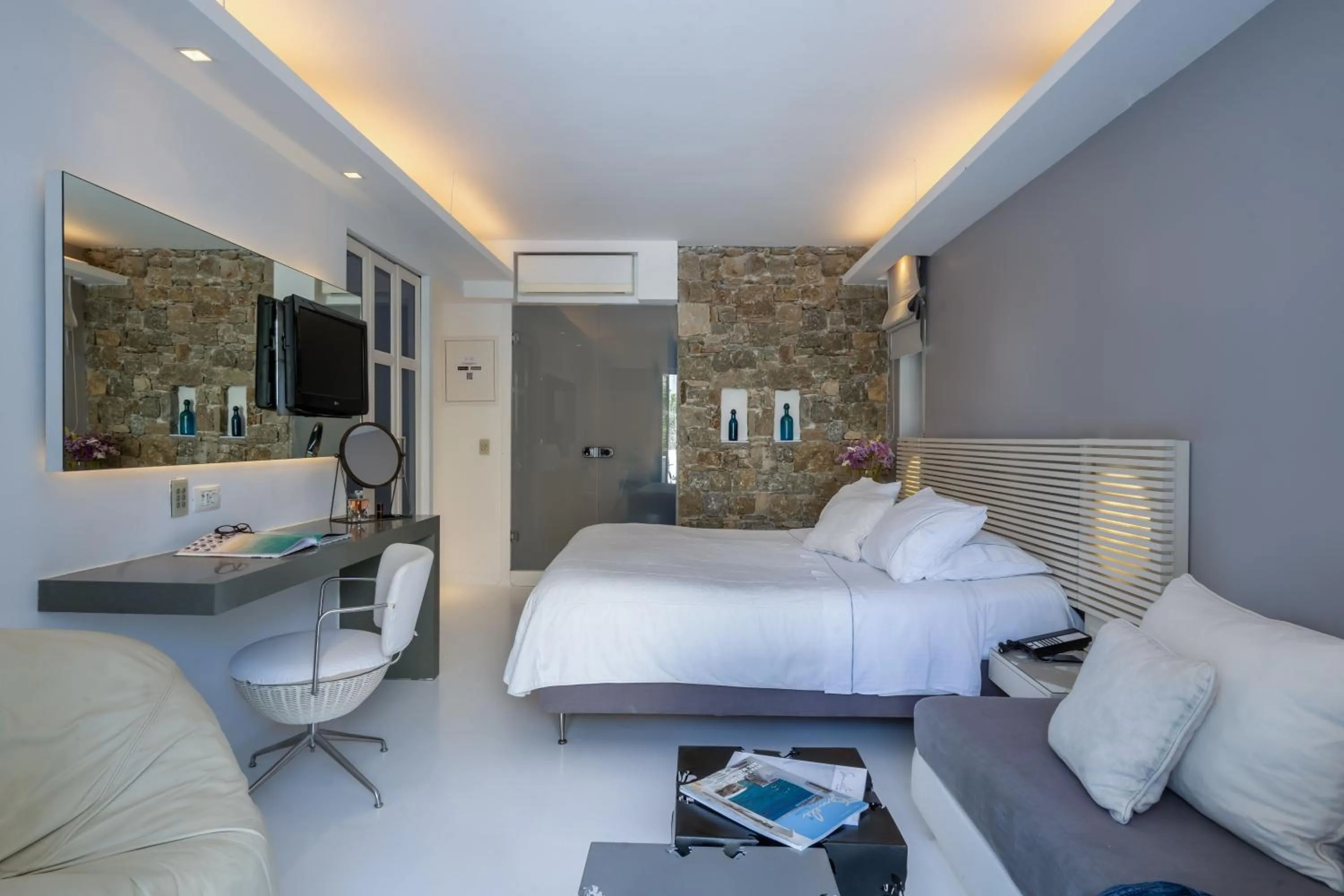 Photo of the whole room, Bed in Semeli Hotel Mykonos