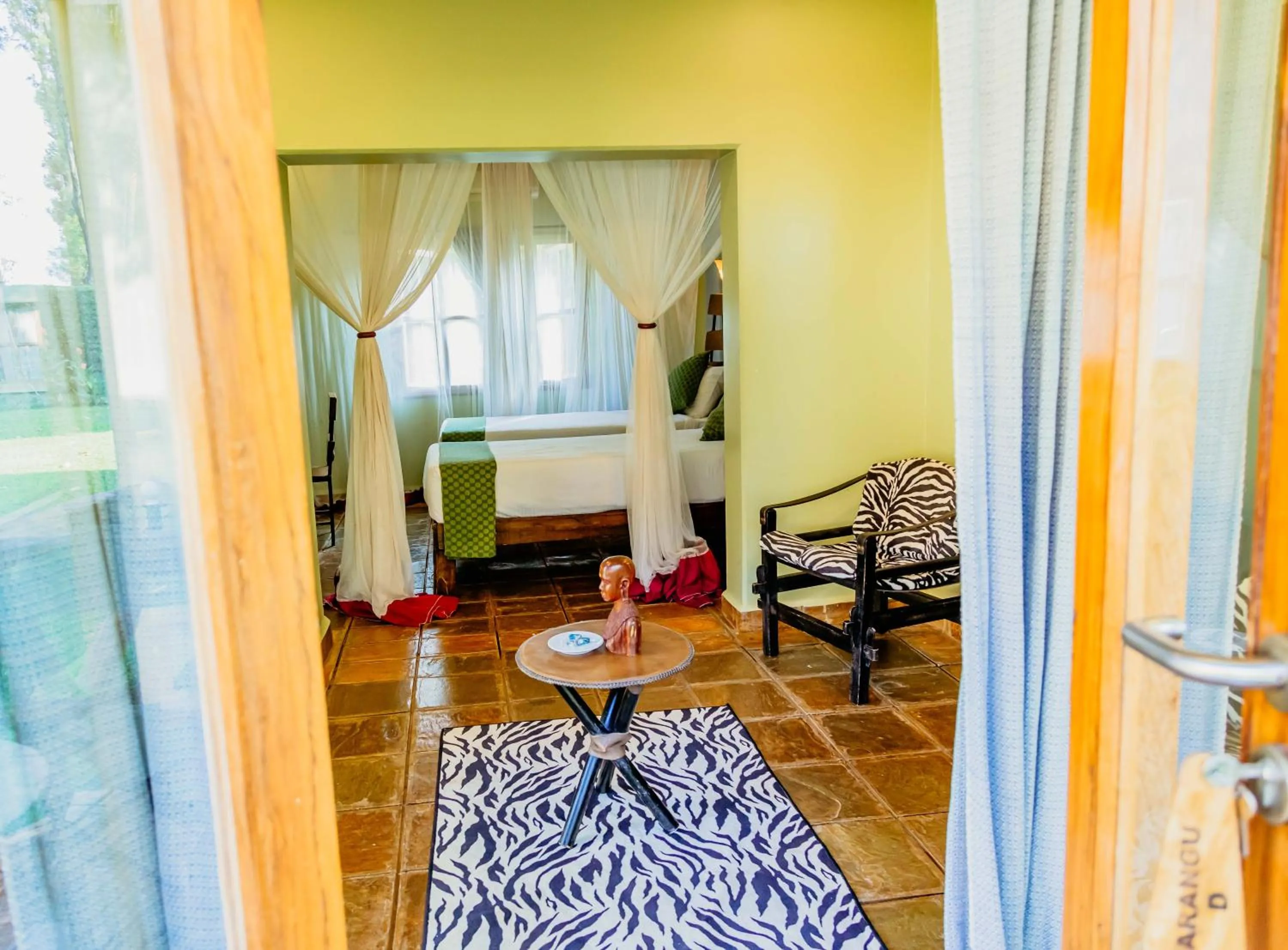 Seating area, Bed in Weru Weru River Lodge
