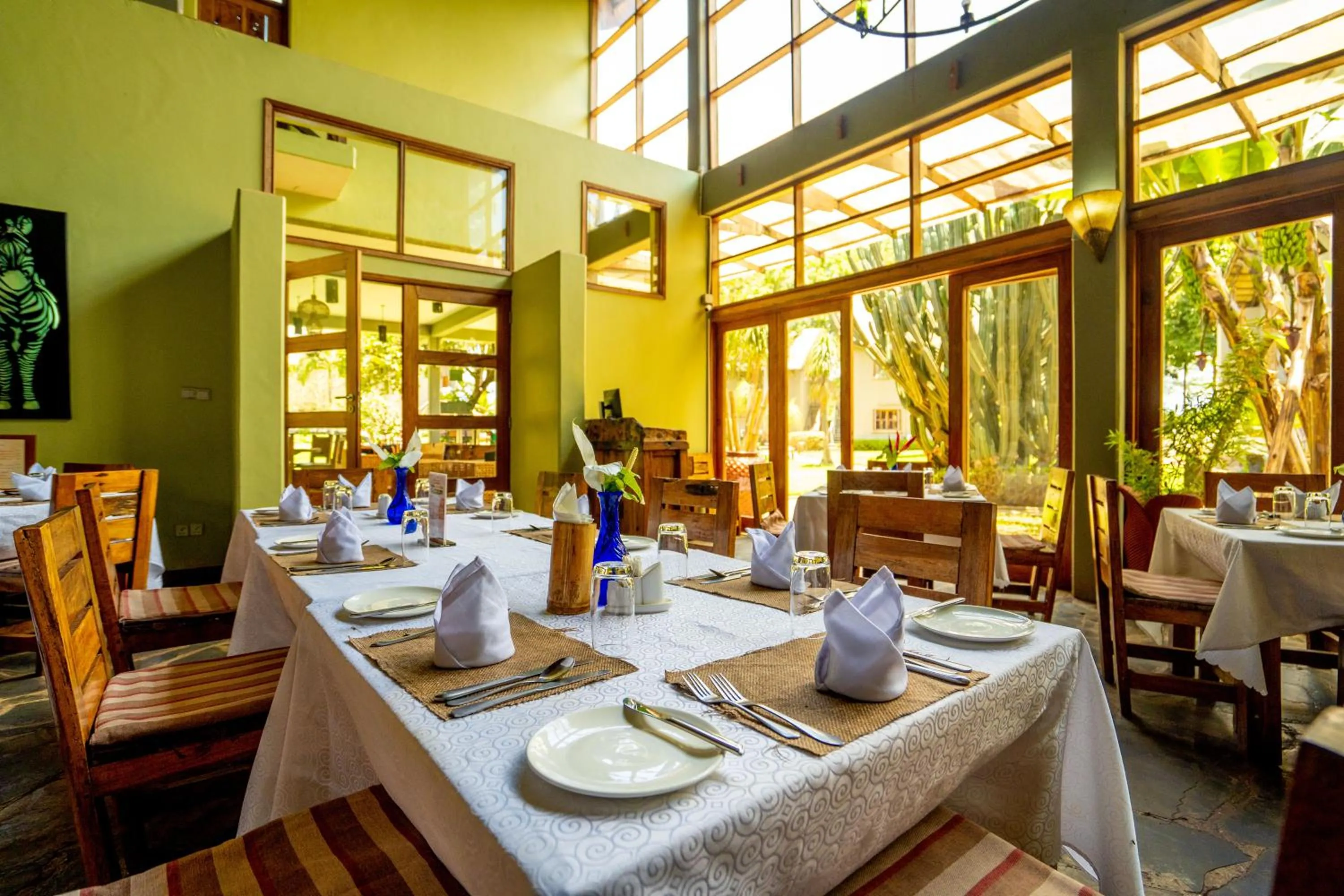 Restaurant/places to eat in Weru Weru River Lodge