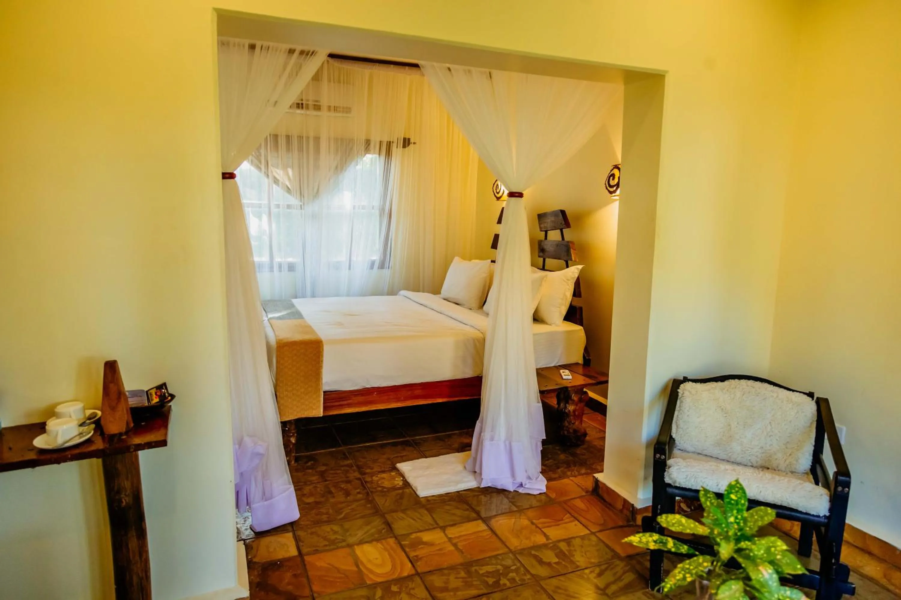 Photo of the whole room, Bed in Weru Weru River Lodge