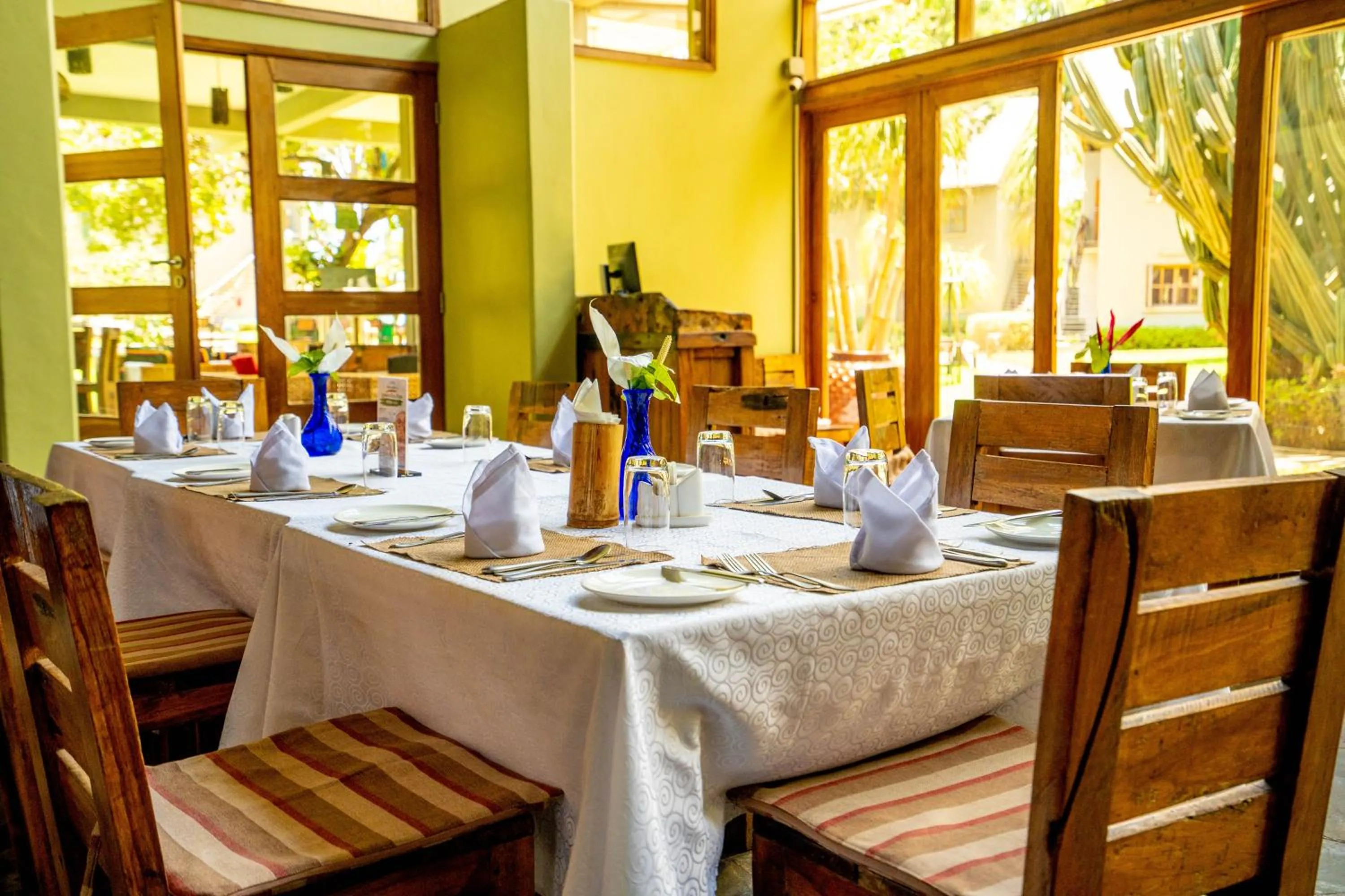 Restaurant/places to eat in Weru Weru River Lodge