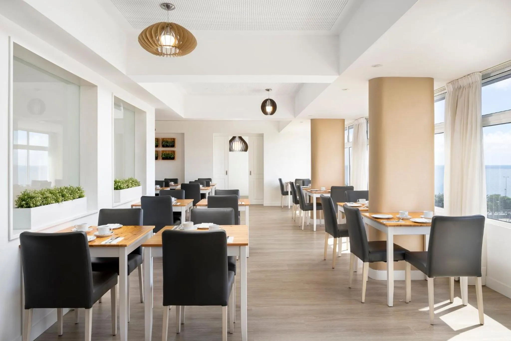 Restaurant/places to eat in Sercotel Hotel Parque