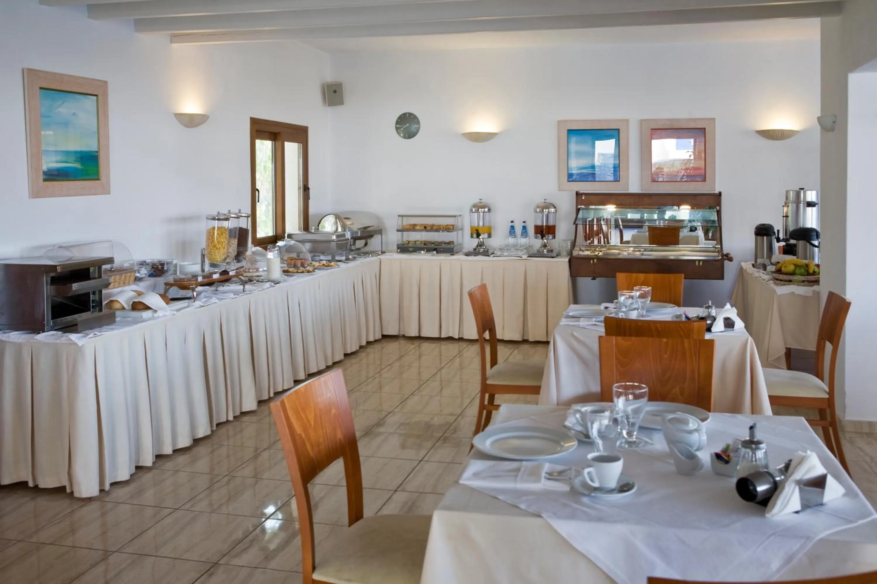 Restaurant/places to eat in Yiannaki Hotel