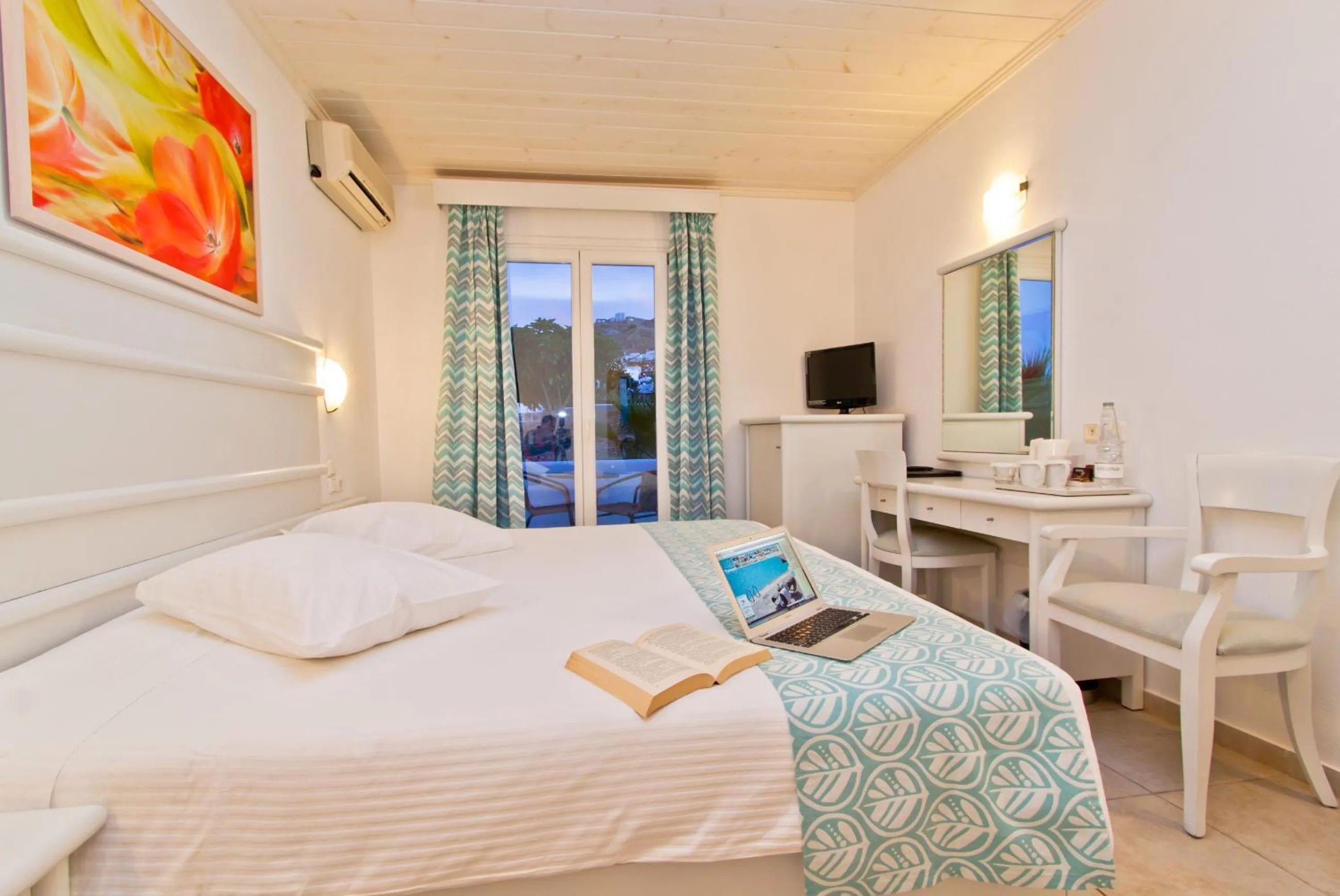 Photo of the whole room, Bed in Yiannaki Hotel