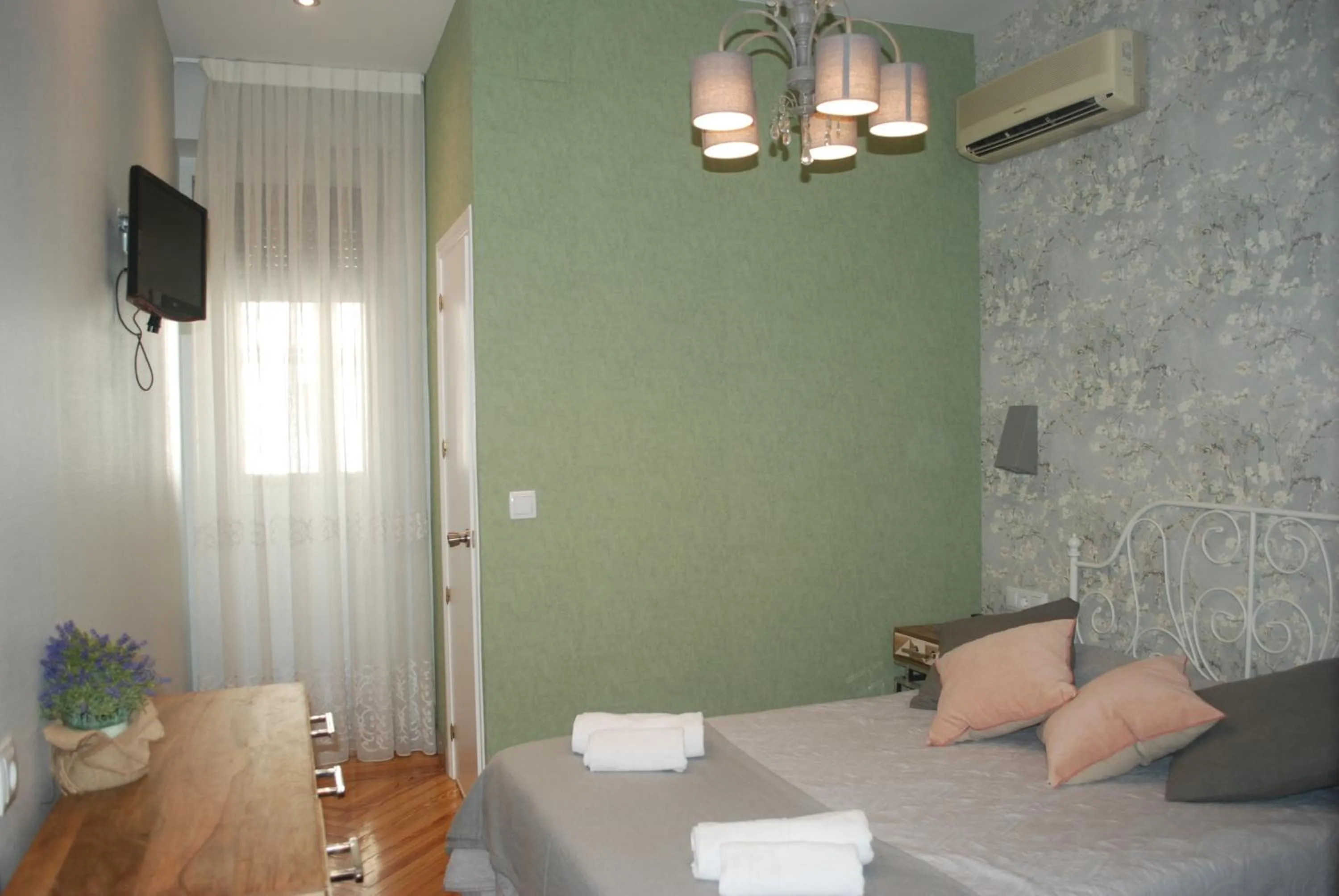 Decorative detail, Bed in Hostal Avenida