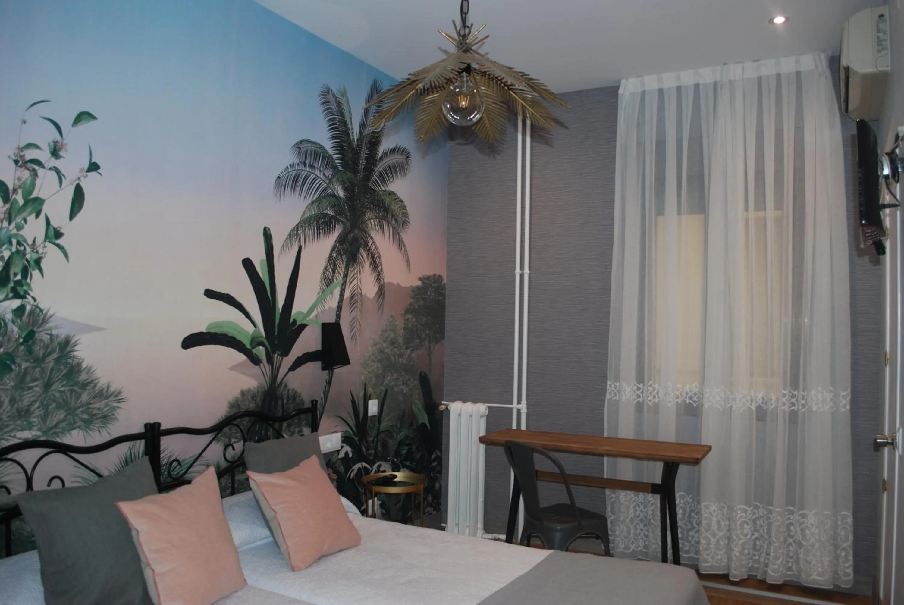 Decorative detail, Bed in Hostal Avenida