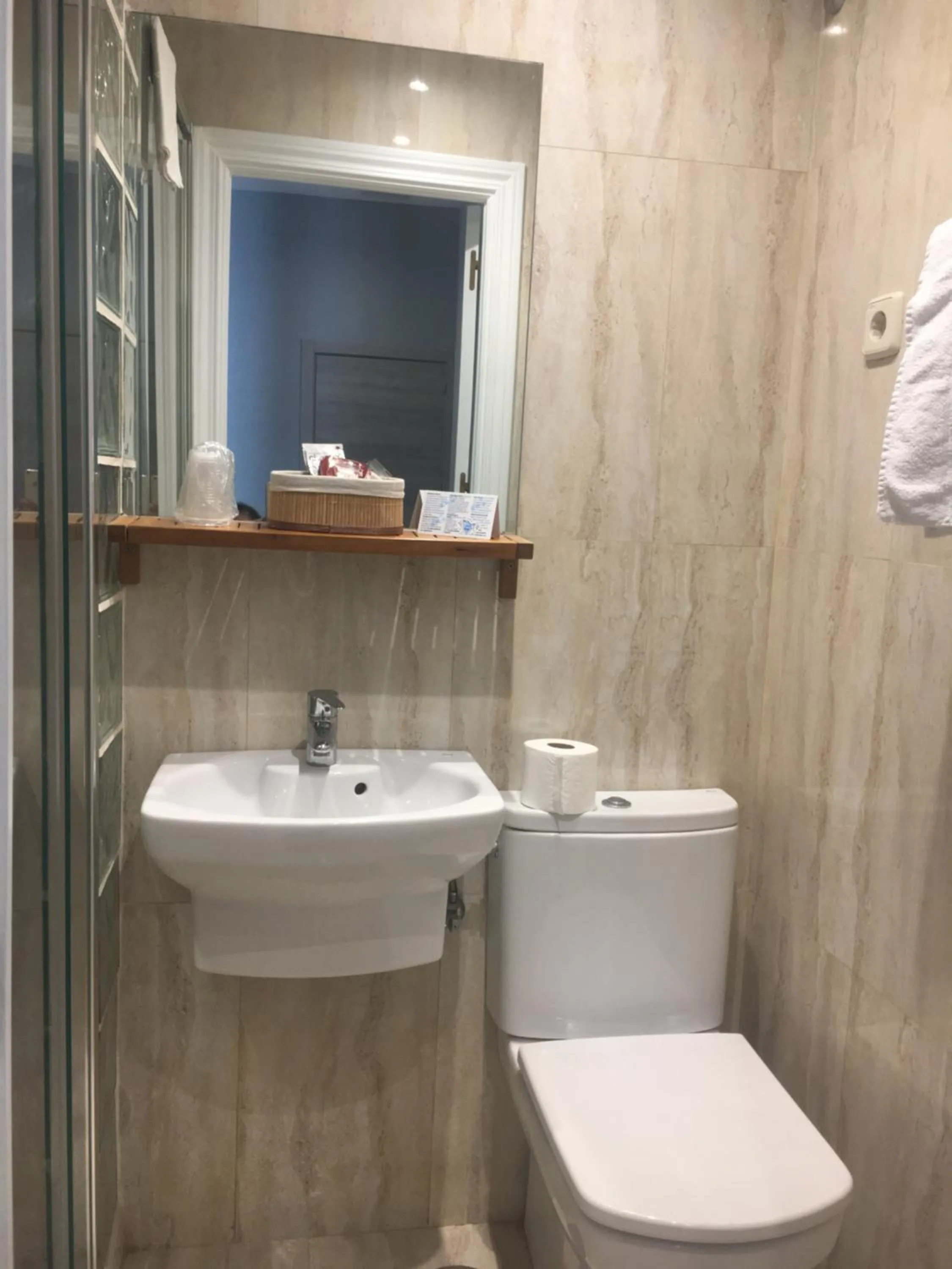 Bathroom in Hostal Avenida