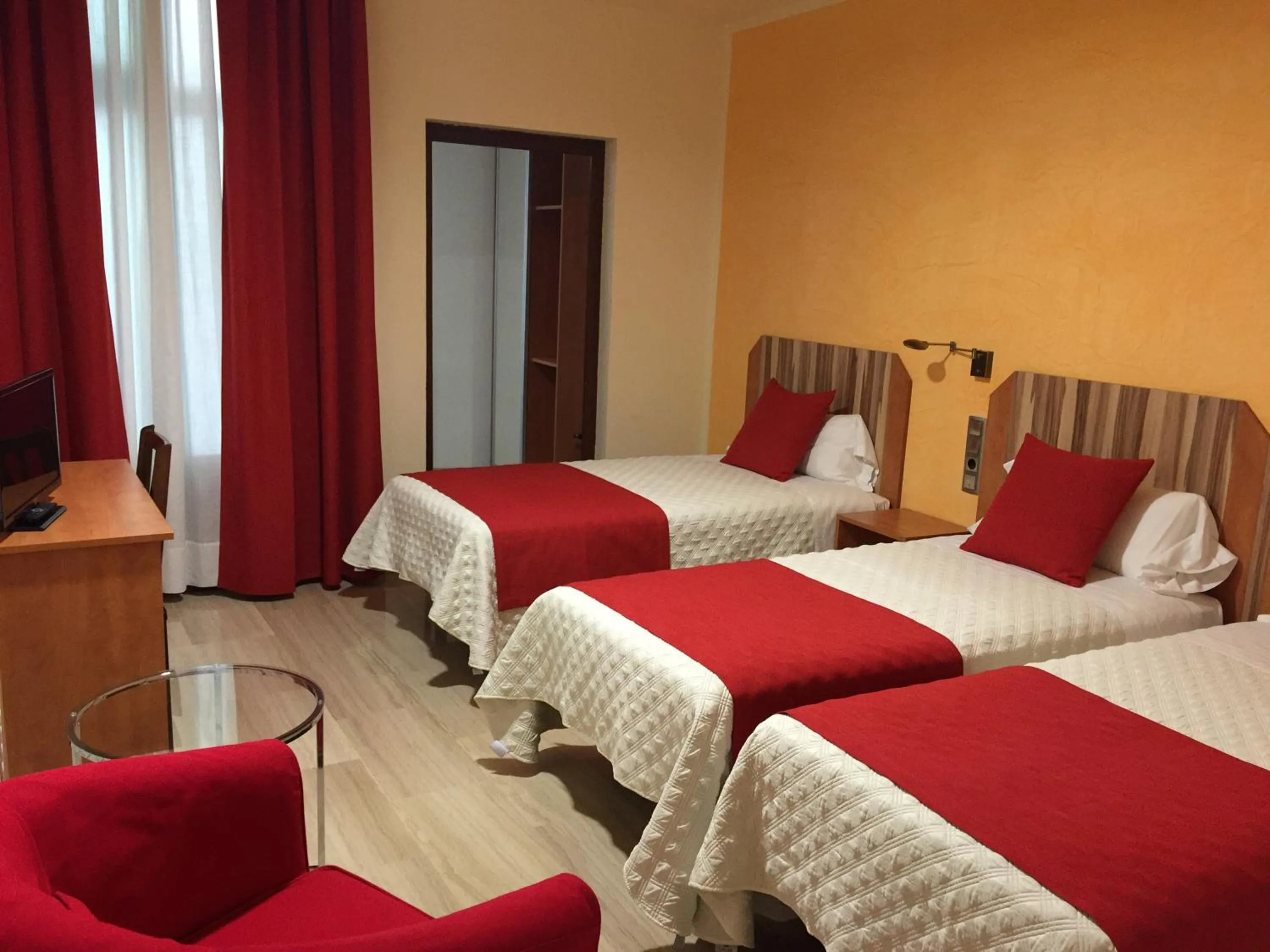 Bedroom, Bed in Alba Hotel