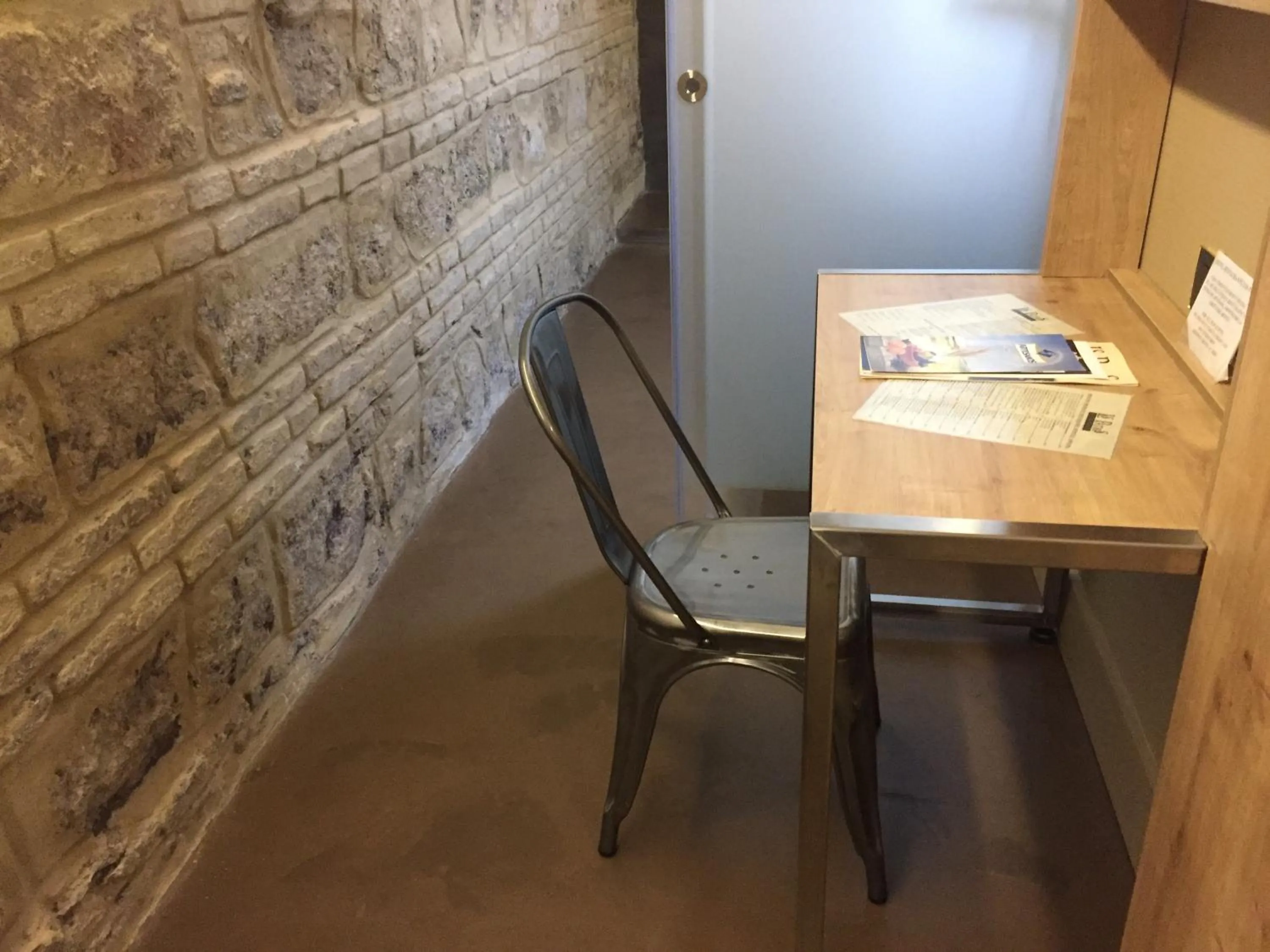 Photo of the whole room in Los Patios