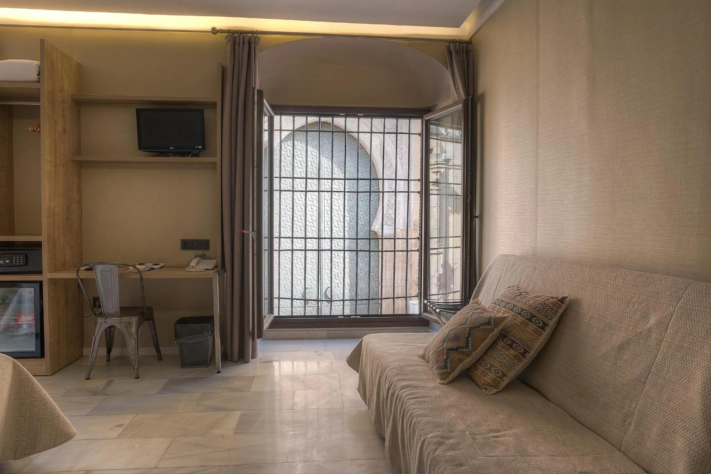 Photo of the whole room in Los Patios